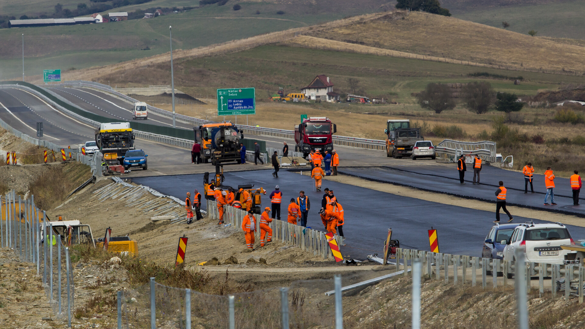 Muncitori lucreaza la autostrada A1, tronsonul Sibiu-Orastie
