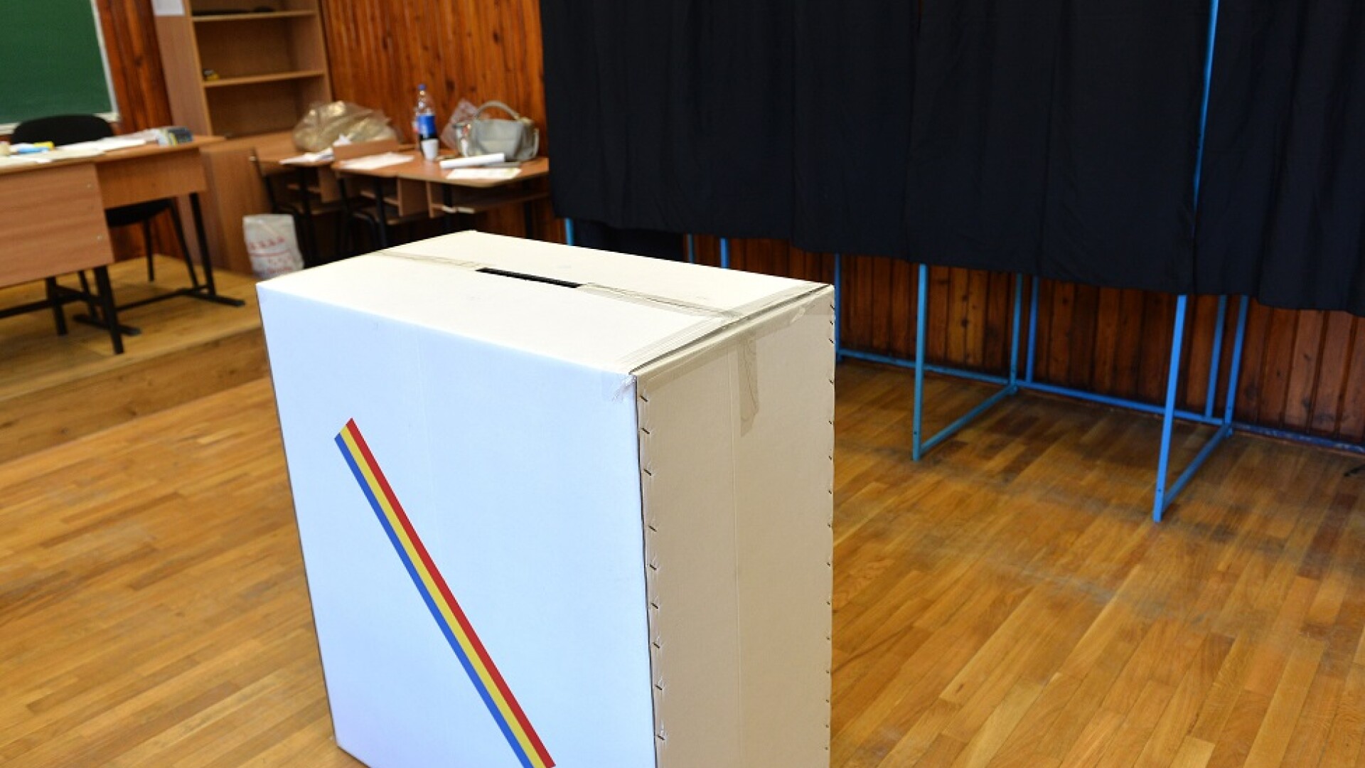 Imagine din interiorul unei sectii de votare