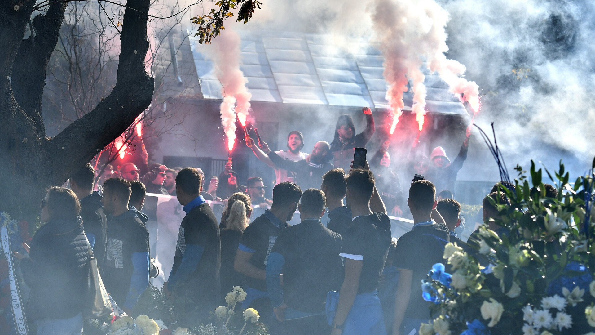 Suporteri asistă la slujba de înmormântare a fotbalistului Ilie Balaci, la cimitir