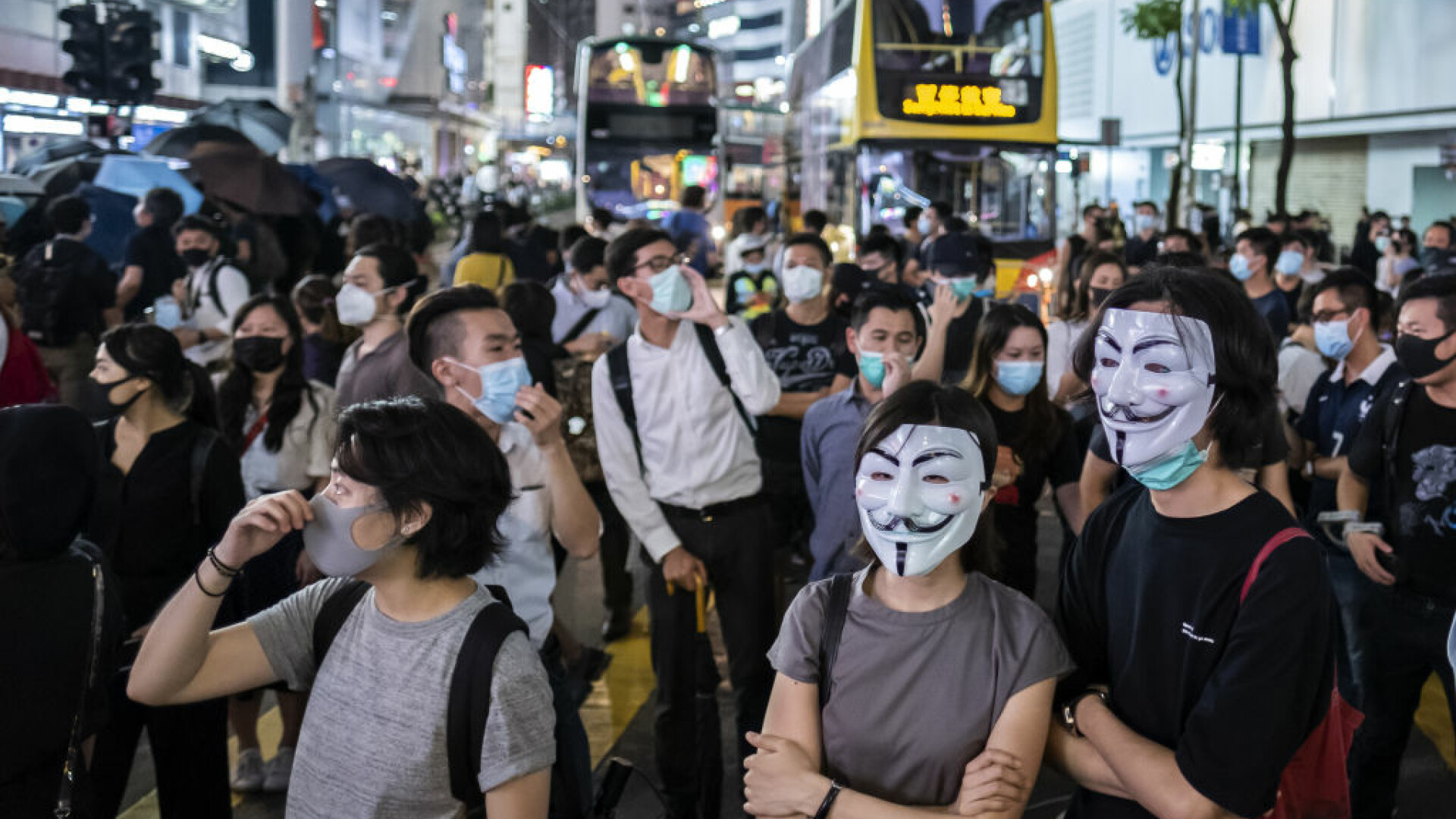 Proteste violente în Hong Kong după interzicerea măștilor la manifestații