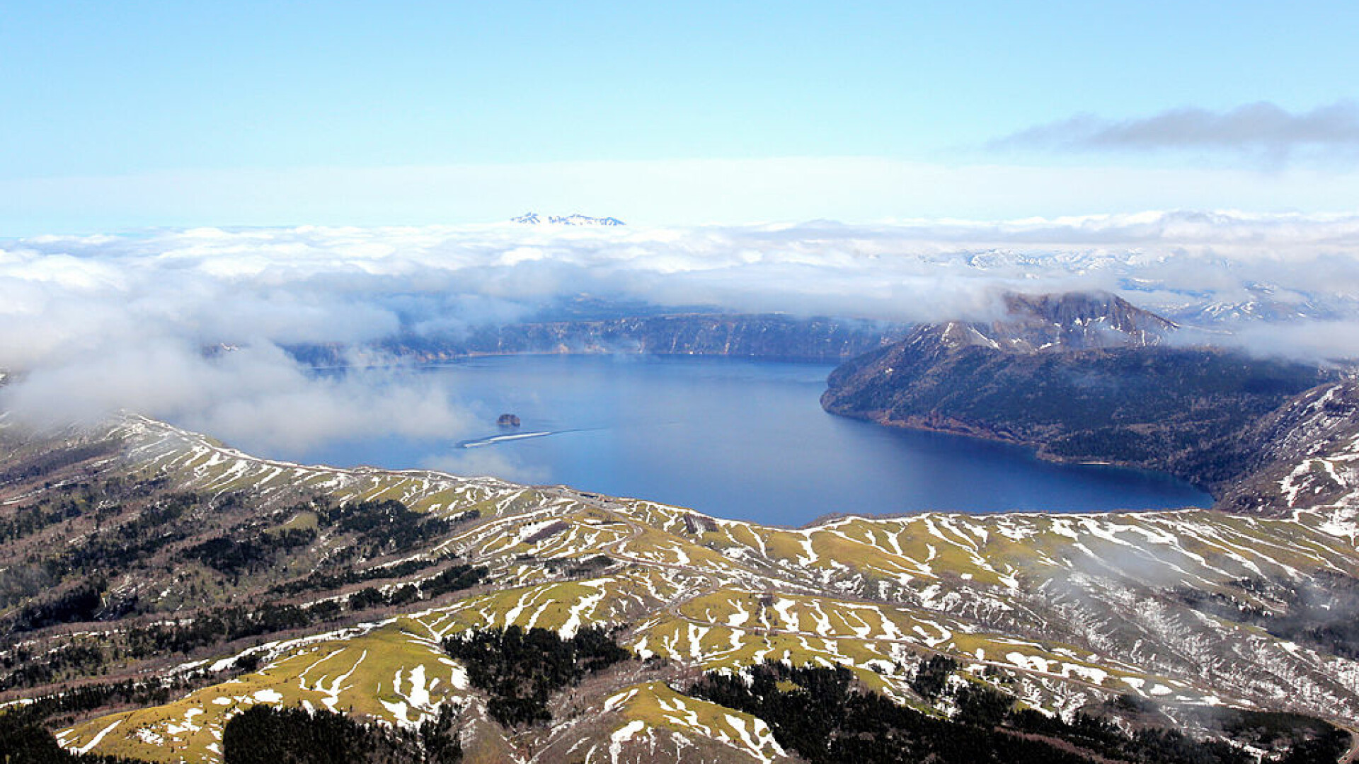 Misterul ”lacului zeilor” din Japonia. Ce pățesc cei care văd suprafața apei