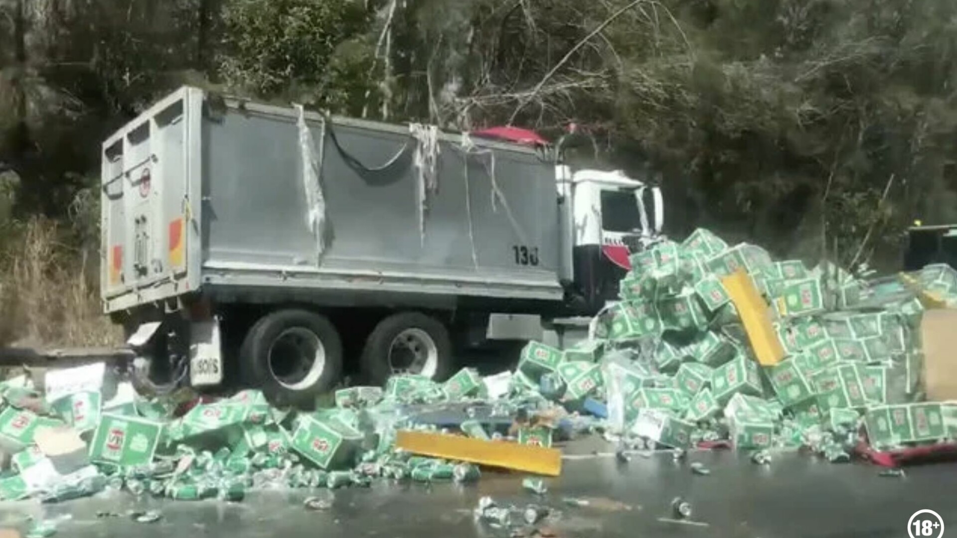 Mii de cutii de bere s-au împrăștiat pe o autostradă