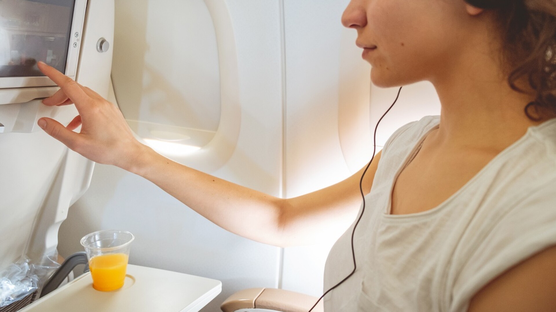 Hărțuire în timpul zborului: Ce mesaje îi apăreau unei femei pe ecranul din fața scaunului