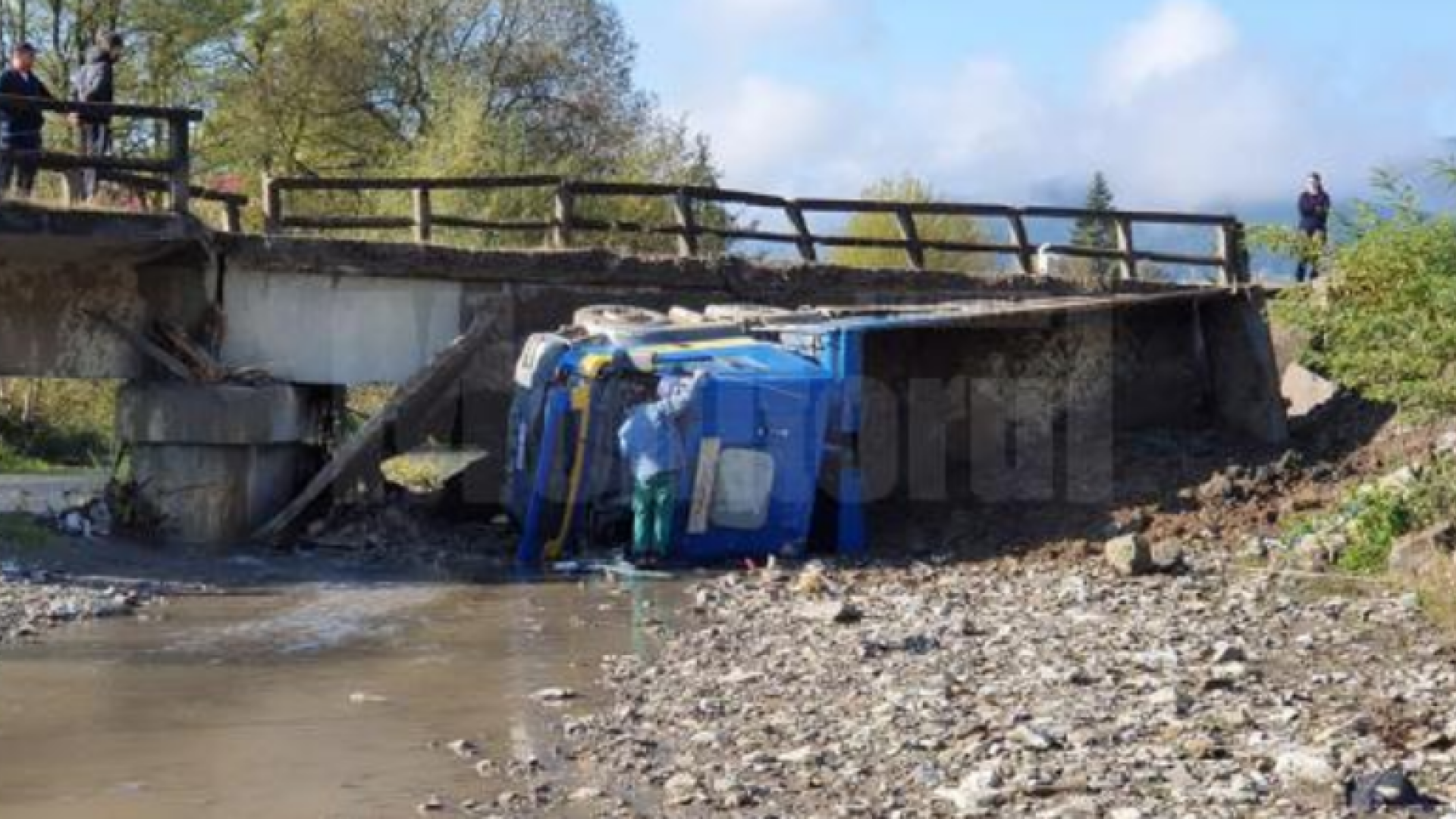 Un pod din Suceava a căzut cu tot cu camionul care îl traversa. Ce spune primarul