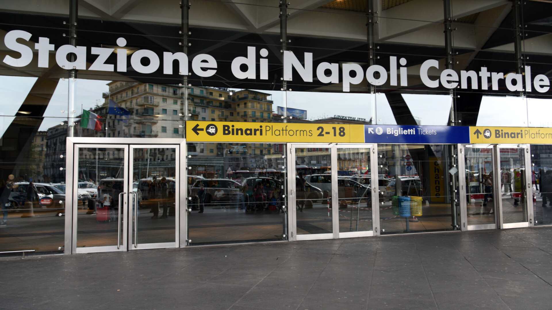 Un român a fost bătut de trecători, în gara din Napoli. Ce îi făcuse unei tinere