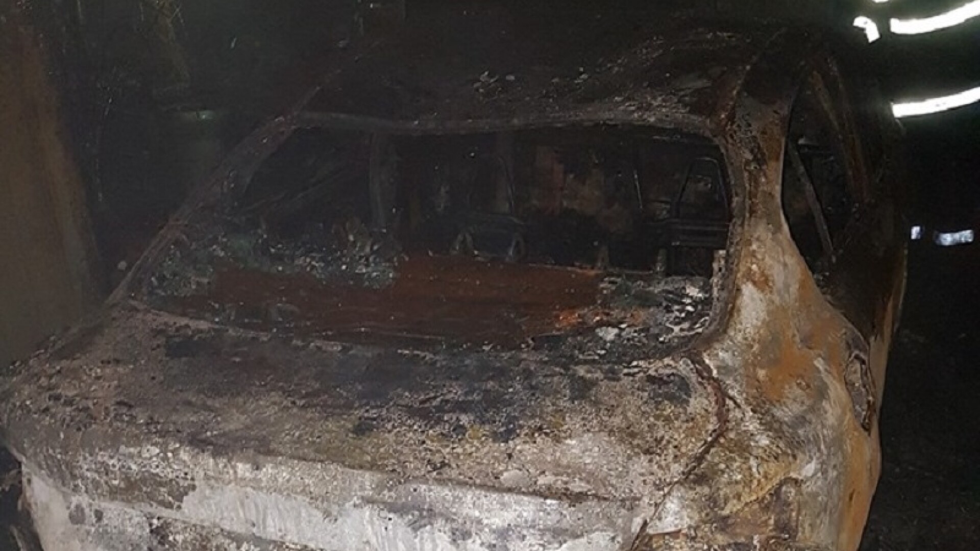 O mașină a luat foc și a explodat în timp ce livra pizza