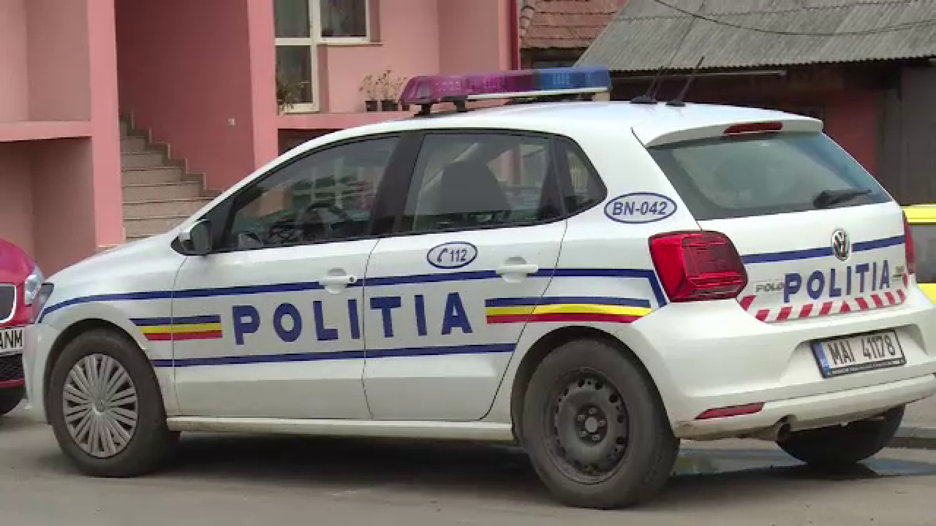 Poliţist din Olt, acuzat că a bătut cu vătraiul o femeie