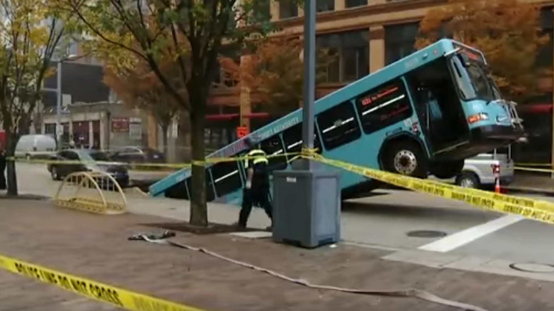 Momentul în care un autobuz cu pasageri este ”înghițit” de asfalt