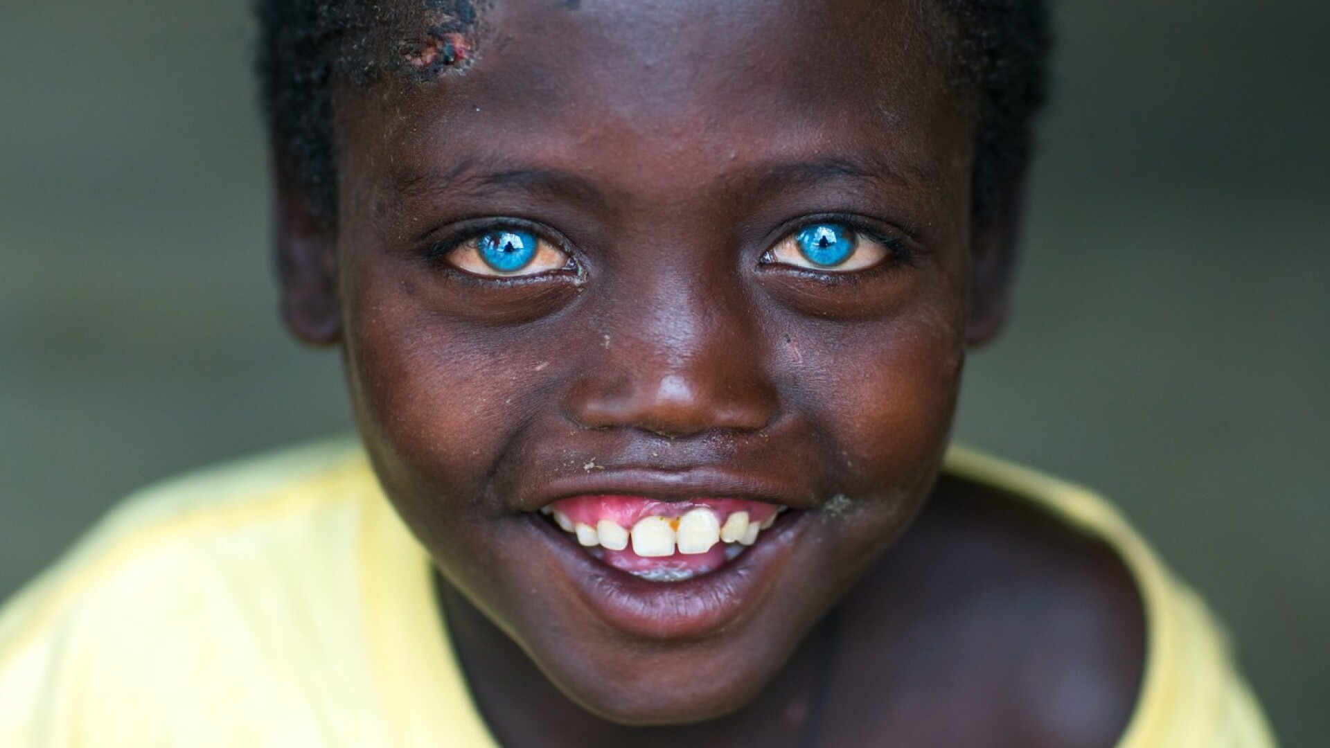 Toți membrii unui trib din Indonezia au ochii albaștri. Care este explicația