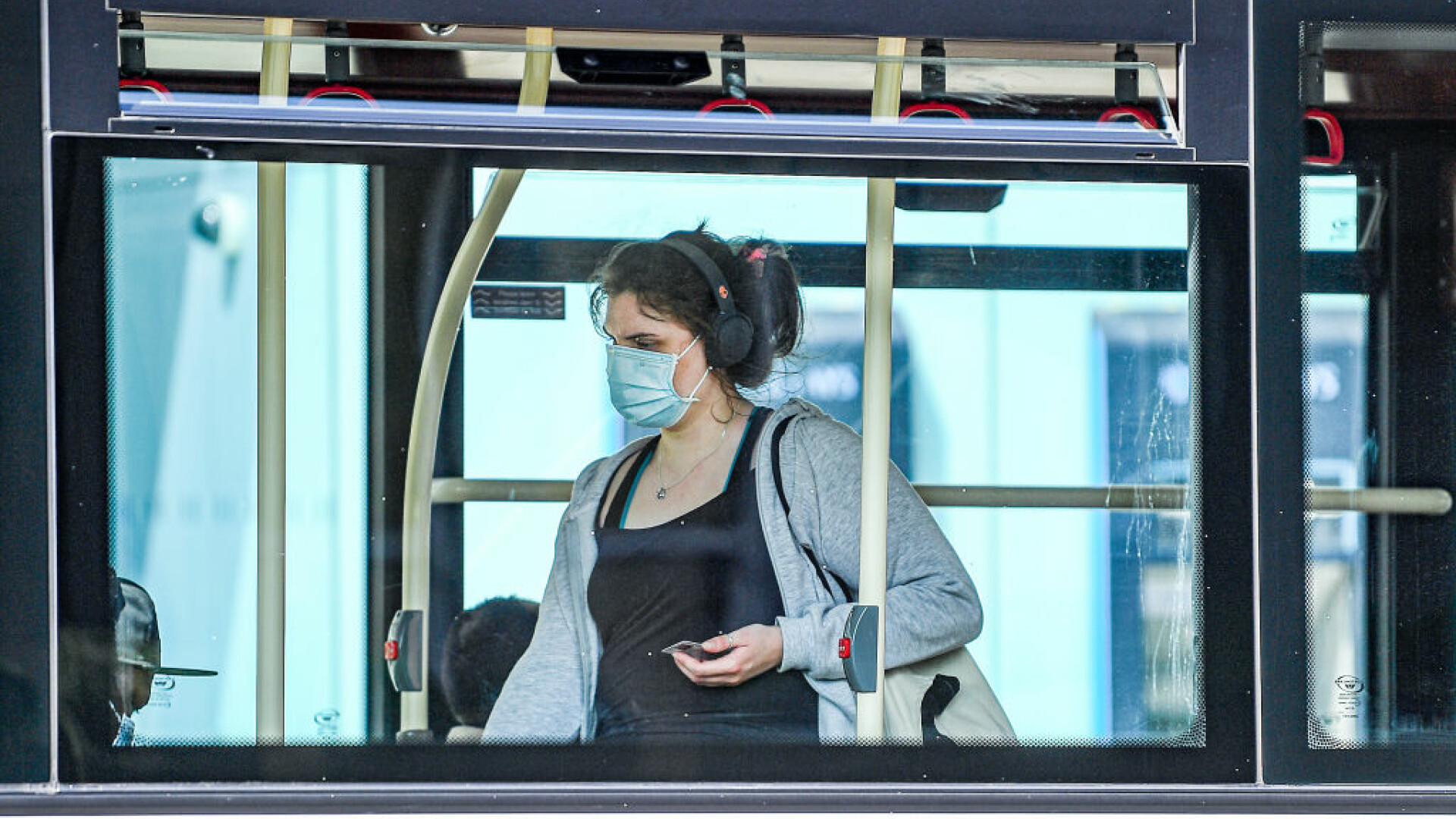Femeie bătută cu pumnii și picioarele într-un autobuz din Suceava pentru că a tușit în mască. ”Ucid covidu'!”