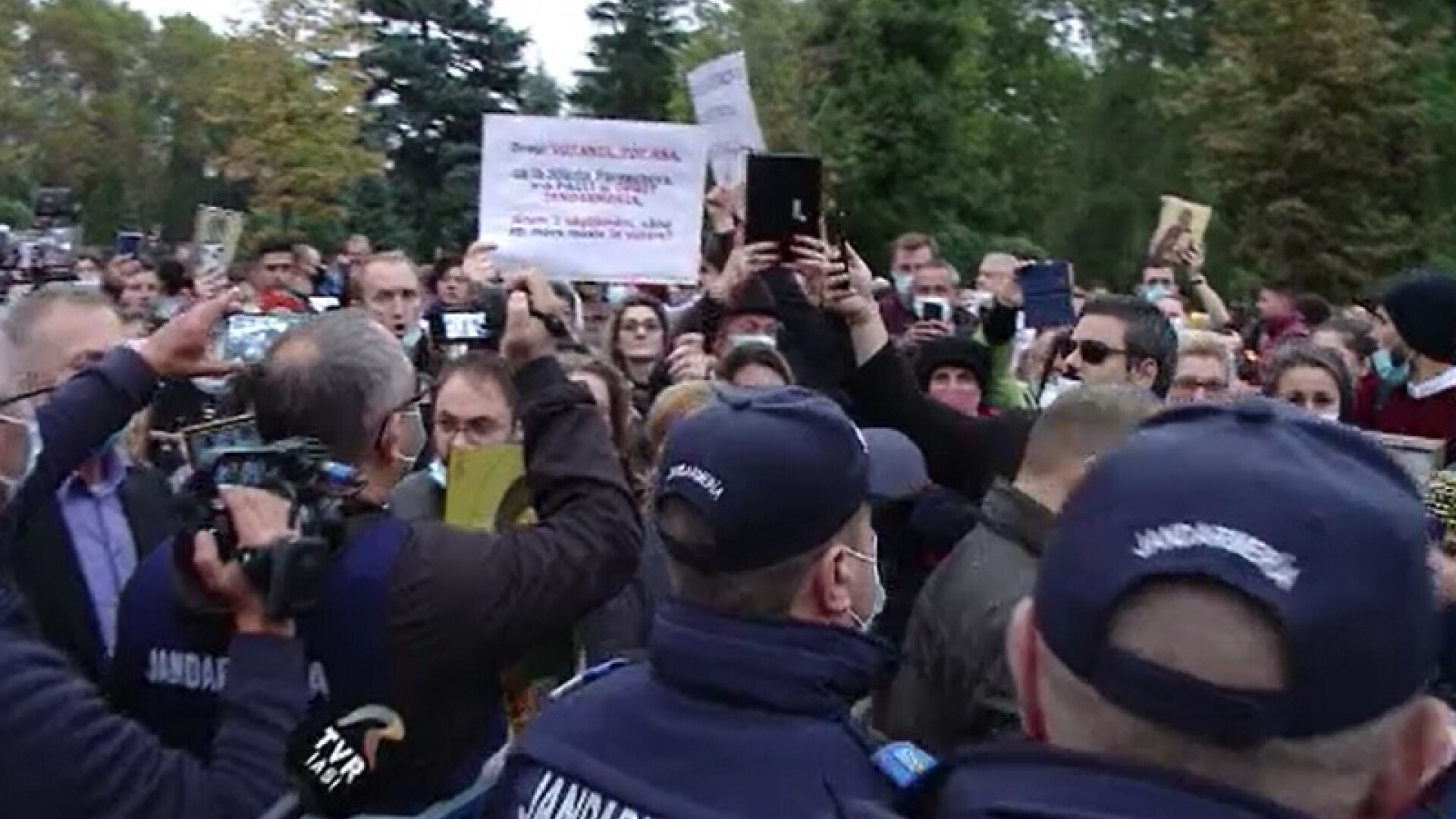 Sute de oameni au protestat la Iași, la Sfânta Parascheva: 