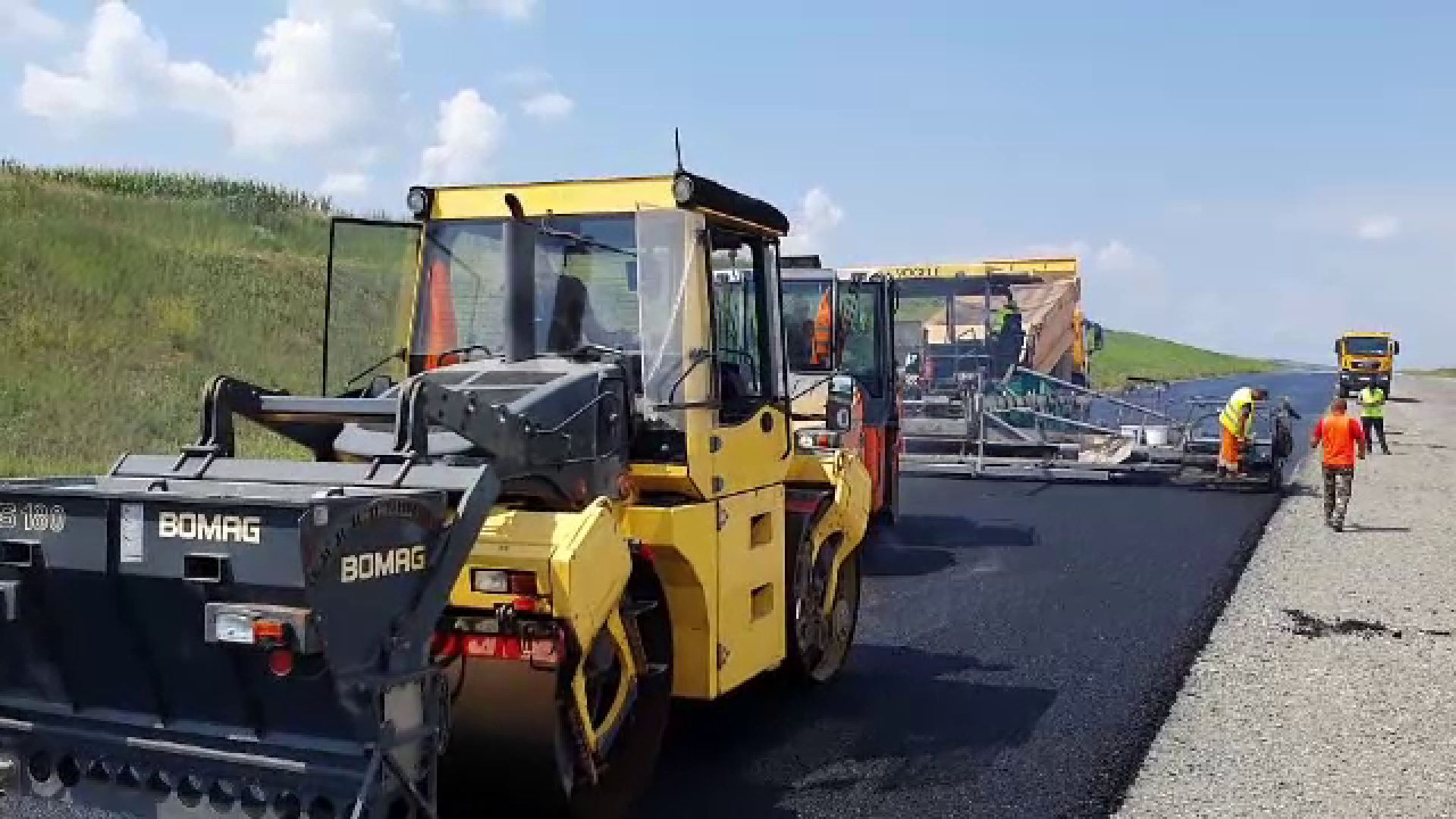 România vrea autostrăzi, dar nu are bitum să le construiască. Cum s-a ajuns aici