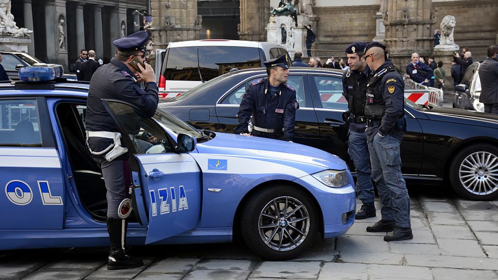 Româncă din Italia, arestată după ce și-a șantajat amantul. Câți bani a scos de la el ca să nu-l pârască soției