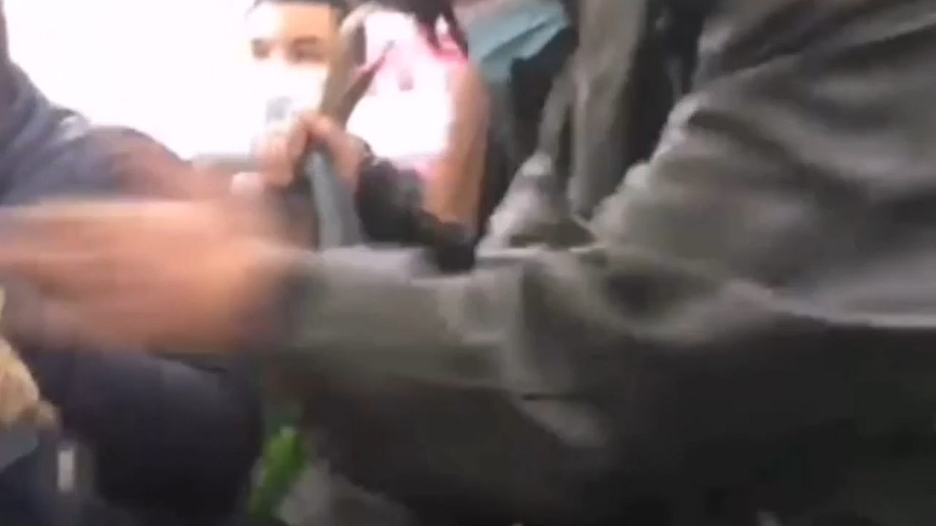 Femeie pălmuită într-un autobuz din Iași pentru că nu purta mască de către un bărbat care o purta incorect