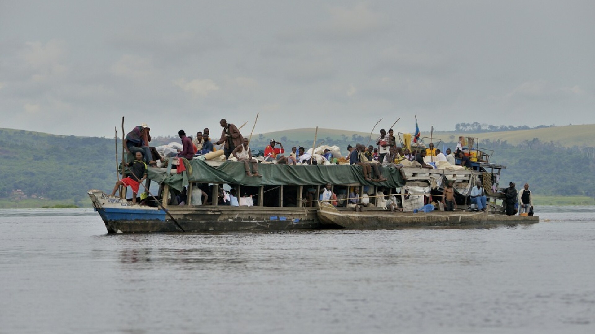 O ambarcațiune improvizată a naufragiat pe fluviul Congo. Peste 100 de morți și persoane dispărute