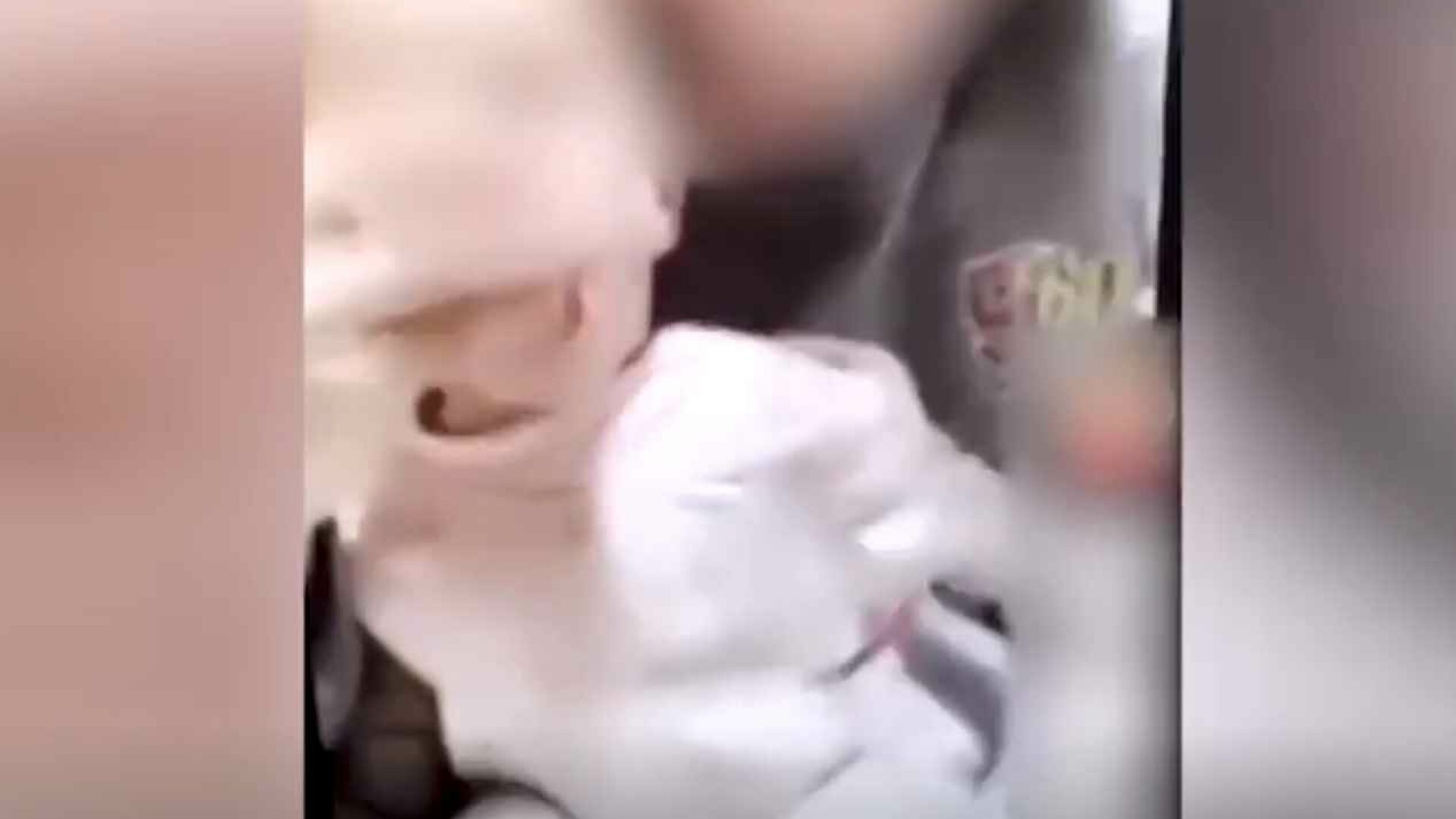 Femeie care dă bebelușului vodcă, cercetată de polițiști. Care este reacția micuțului |VIDEO