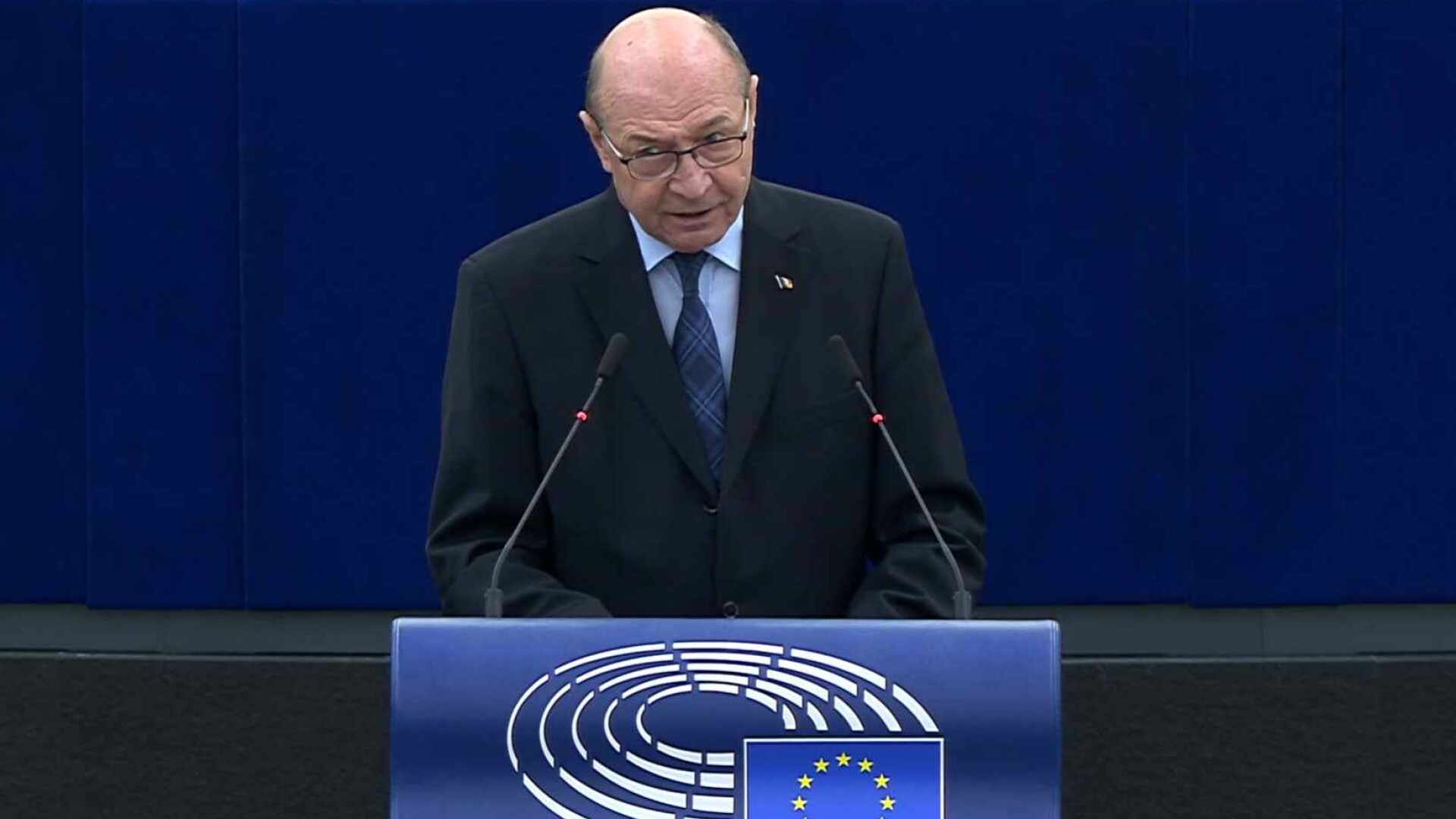 Traian Băsescu acuză foști lideri europeni că s-au pus „în slujba lui Putin”. A stârnit aplauze în Parlamentul European