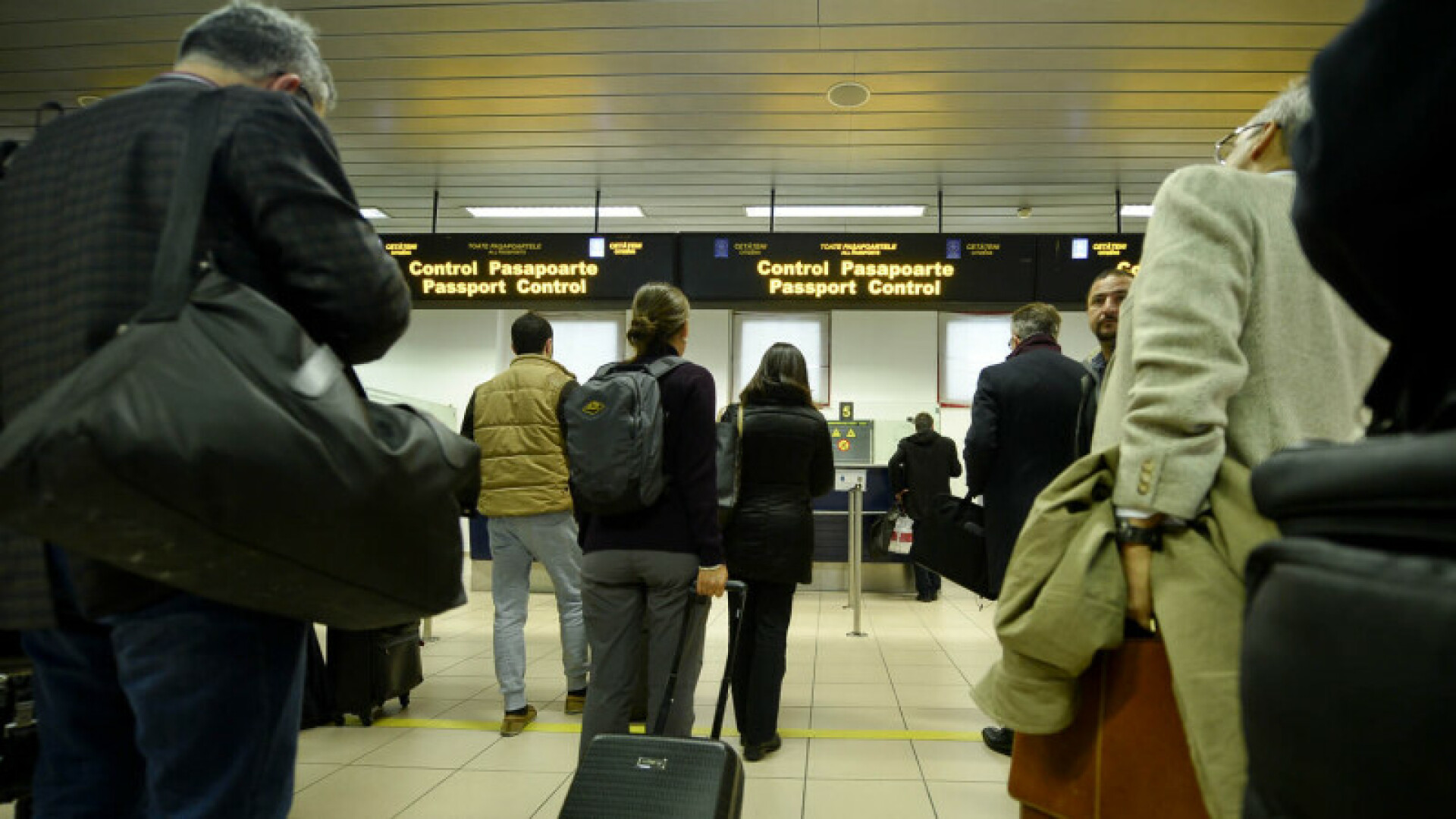 Un bărbat și-a lovit soția pe aeroportul din Cluj, la check-in, chiar în fața copiilor. Ce s-a întâmplat după