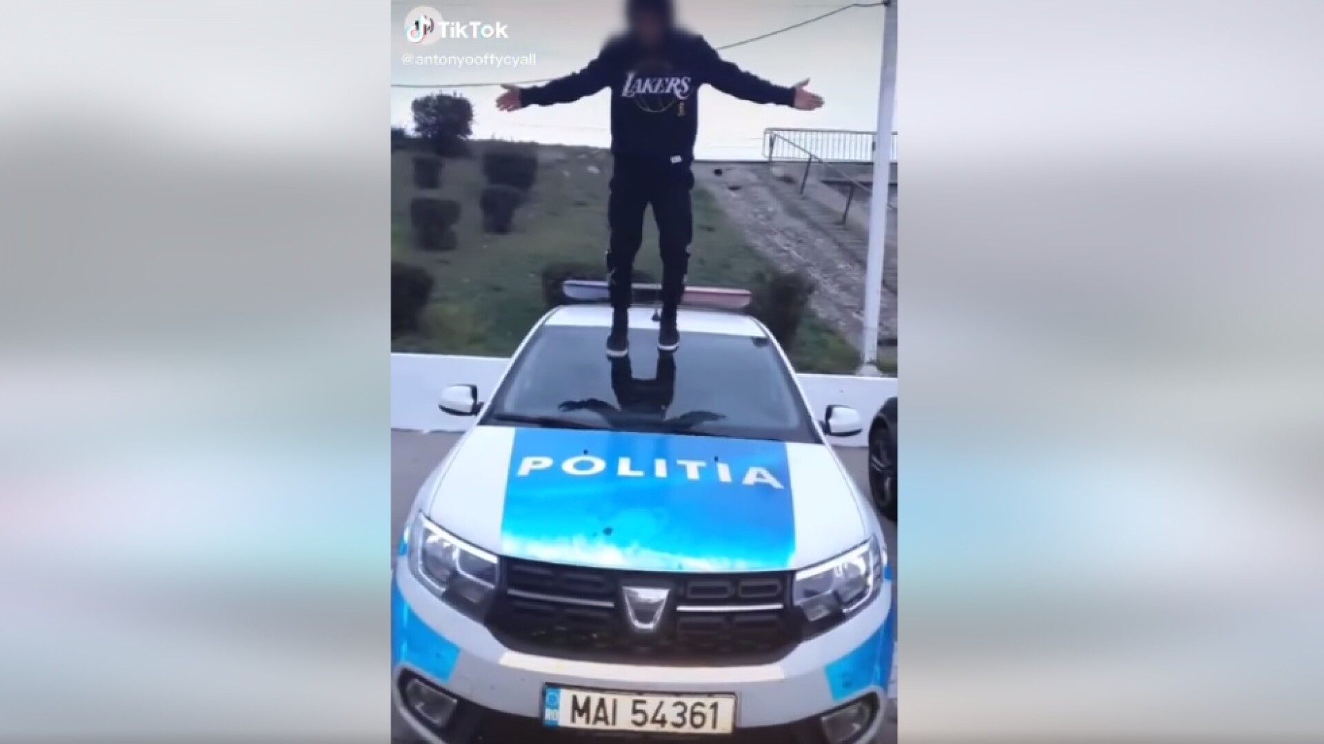 Tânăr pe mașina de poliție