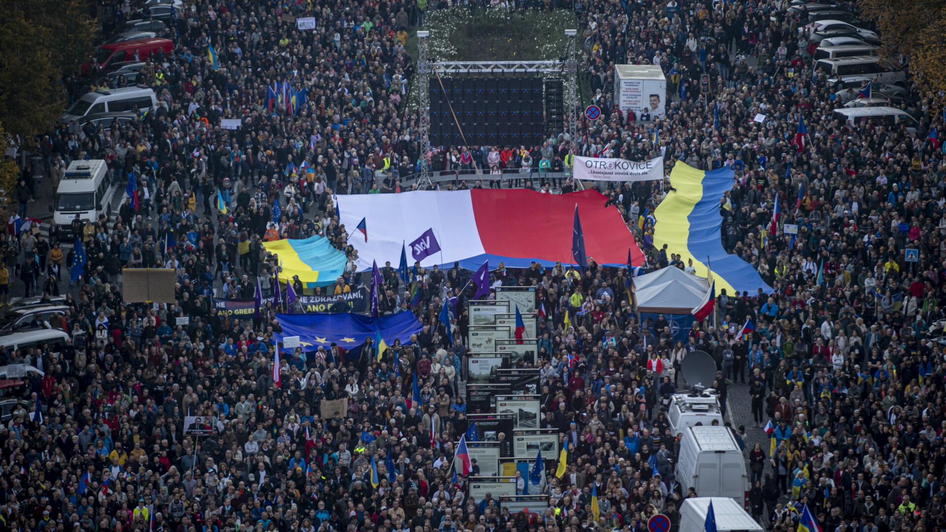 Zeci de mii de persoane au participat la Praga, la o demonstraţie de susţinere a Ucrainei,
