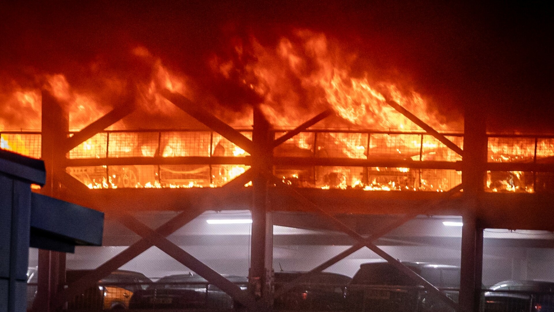 incendiu parcare aeroport Luton