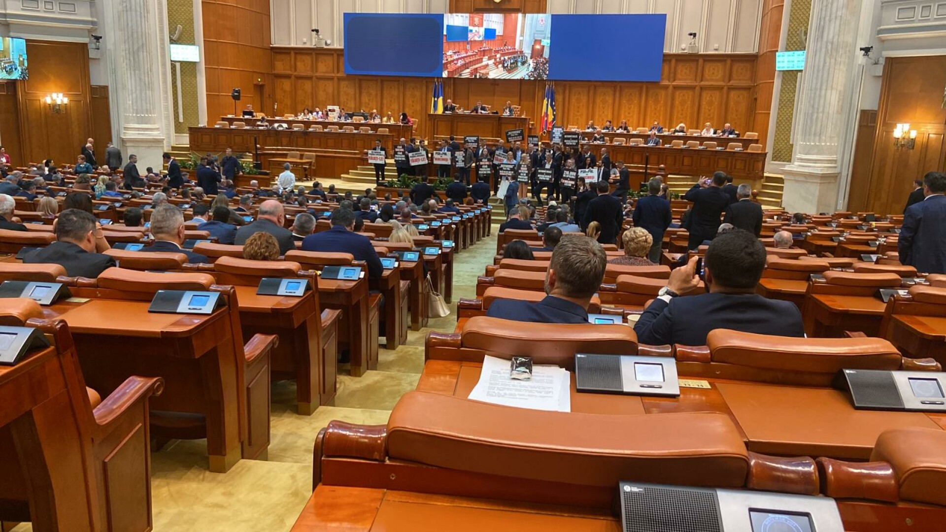 Proiectul legii pensiilor speciale, adoptat la Camera Deputaților în ciuda protestului USR. Derogări pentru unii magistrați