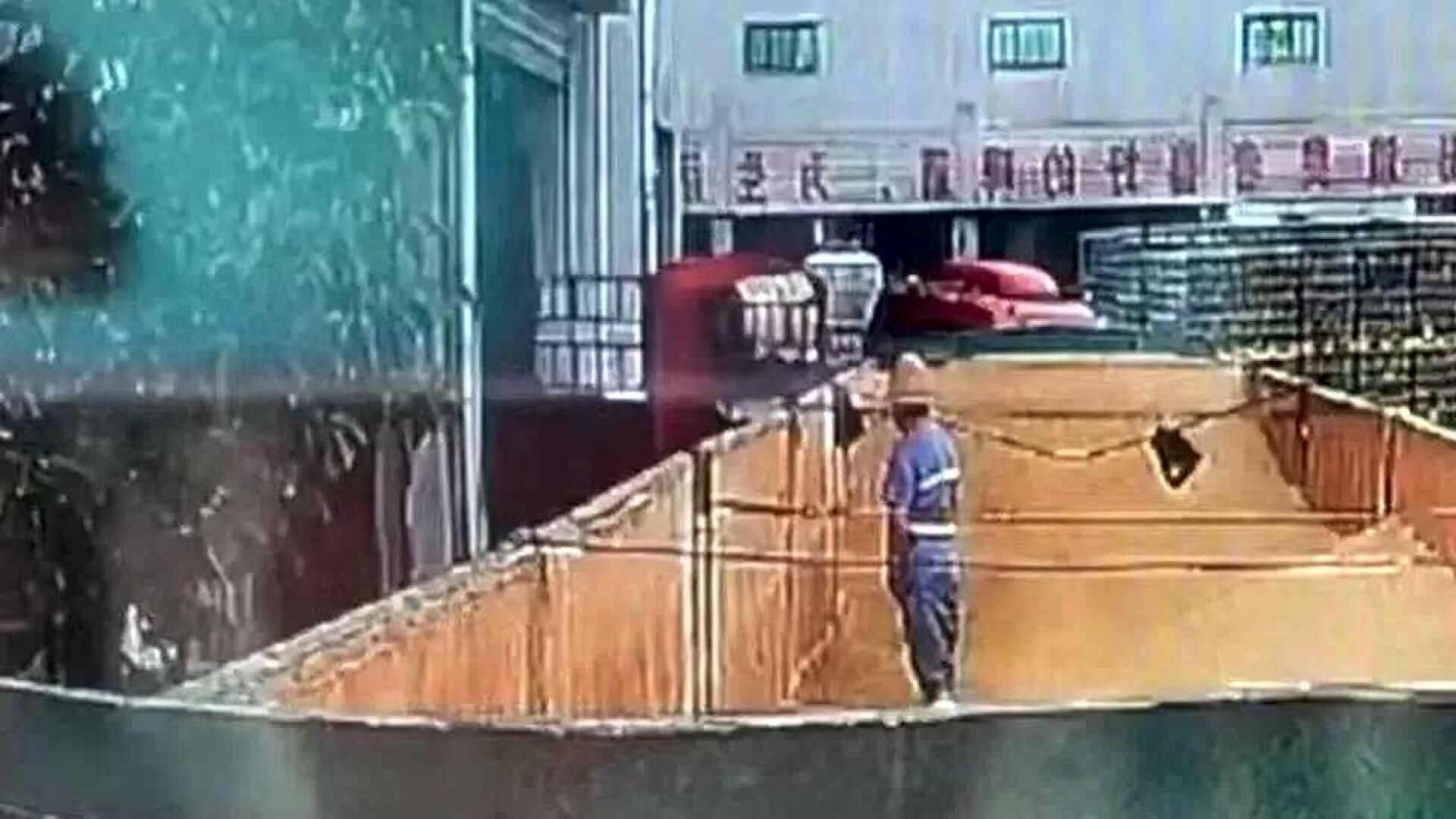 Muncitor filmat în timp ce urinează într-un rezervor la fabrica de bere. Acțiunile Tsingtao s-au prăbușit