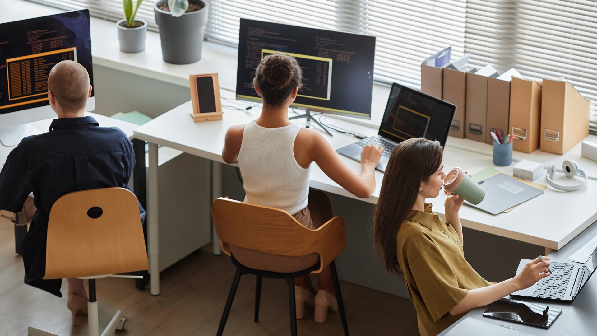 De ce nu reușesc tinerii din Generația Z să se angajeze. Aproape un milion de persoane din Marea Britanie nu au loc de muncă