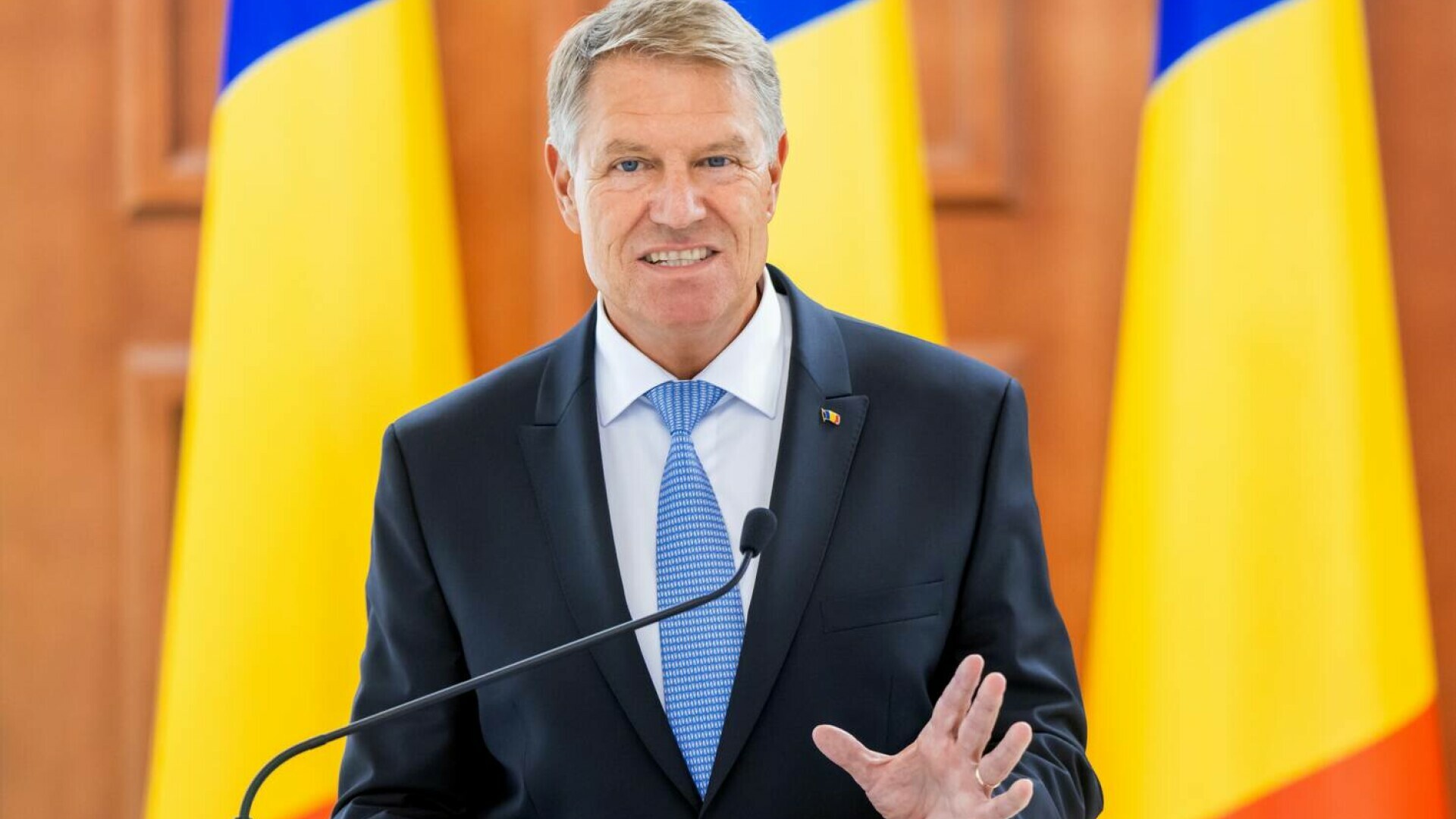 Klaus Iohannis a decorat colegiul național din Sibiu la care a predat. Pe listă se află și liceul la care lucrează soția sa