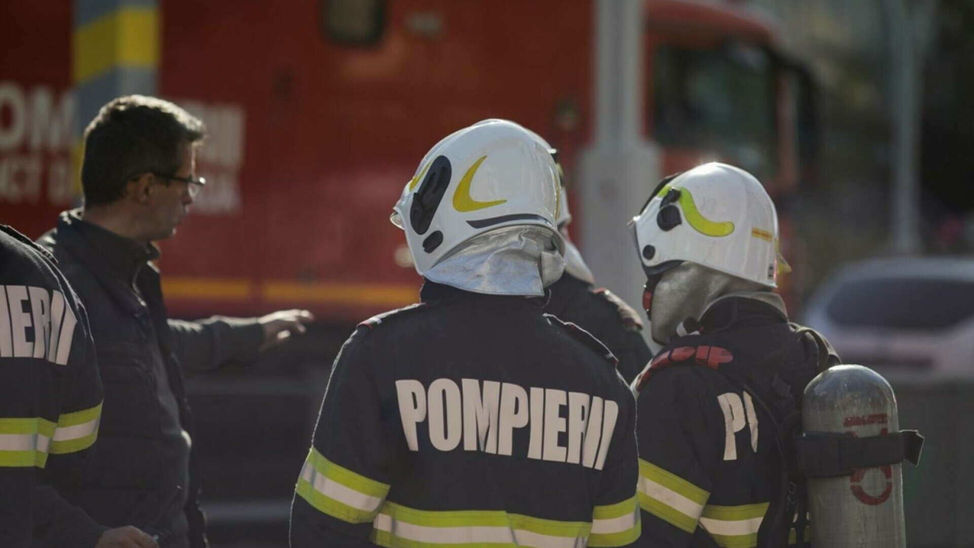 Bărbat de 42 de ani din Suceava, mort într-un incendiu care i-a dustrus casa. Pompierii s-au luptat aproape trei ore cu flăcările