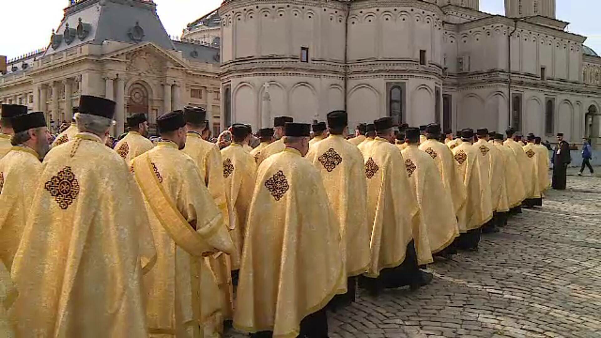 Procesiune impresionată pe Dealul Mitropoliei din București. Aproape o mie de preoți au murtat moaștele Sfântului Dumitru