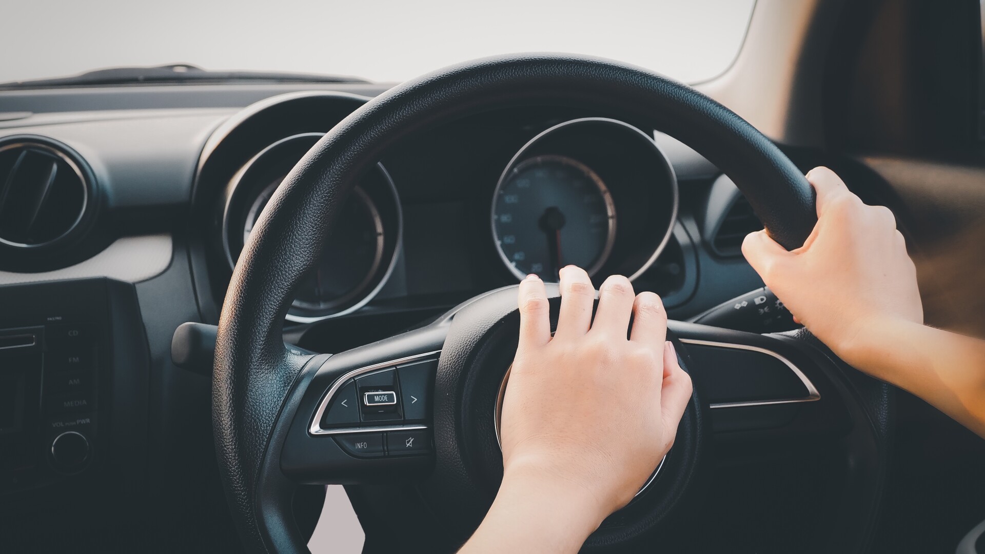 Un copil de 10 ani a fost prins de poliţişti la volanul unui autoturism, pe un drum din Dolj. Lângă el se afla tatăl său