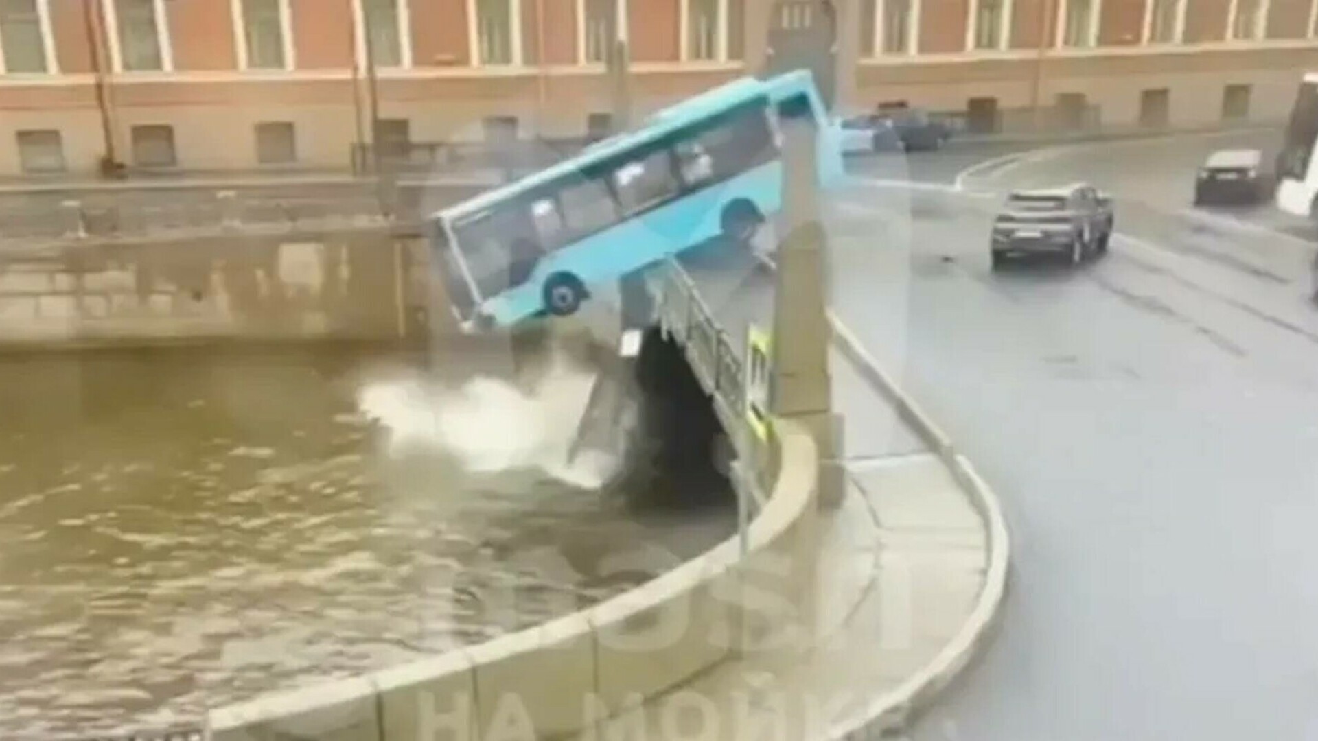 Autobuz cazut in rau