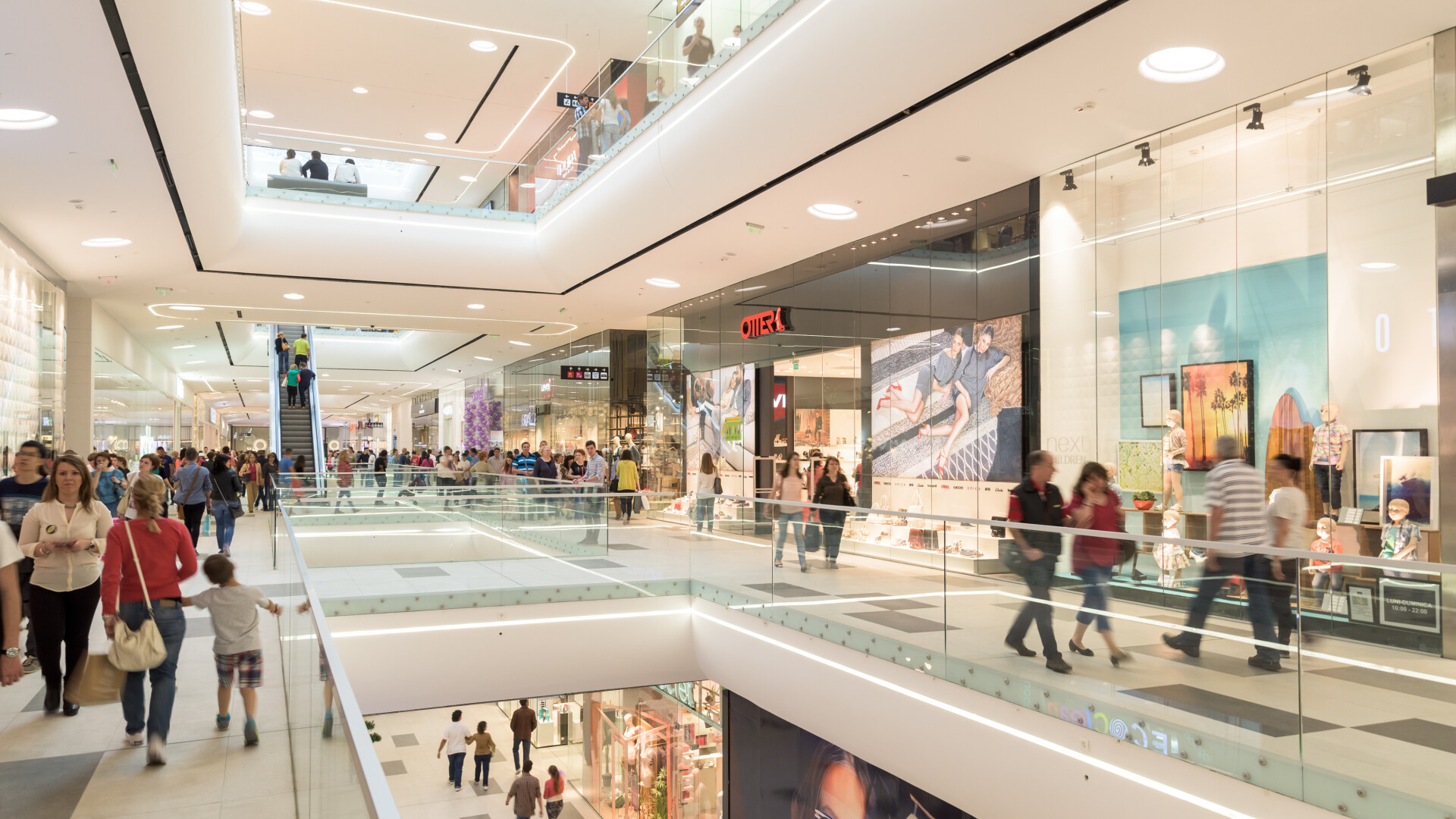 oameni, mall, cumparaturi