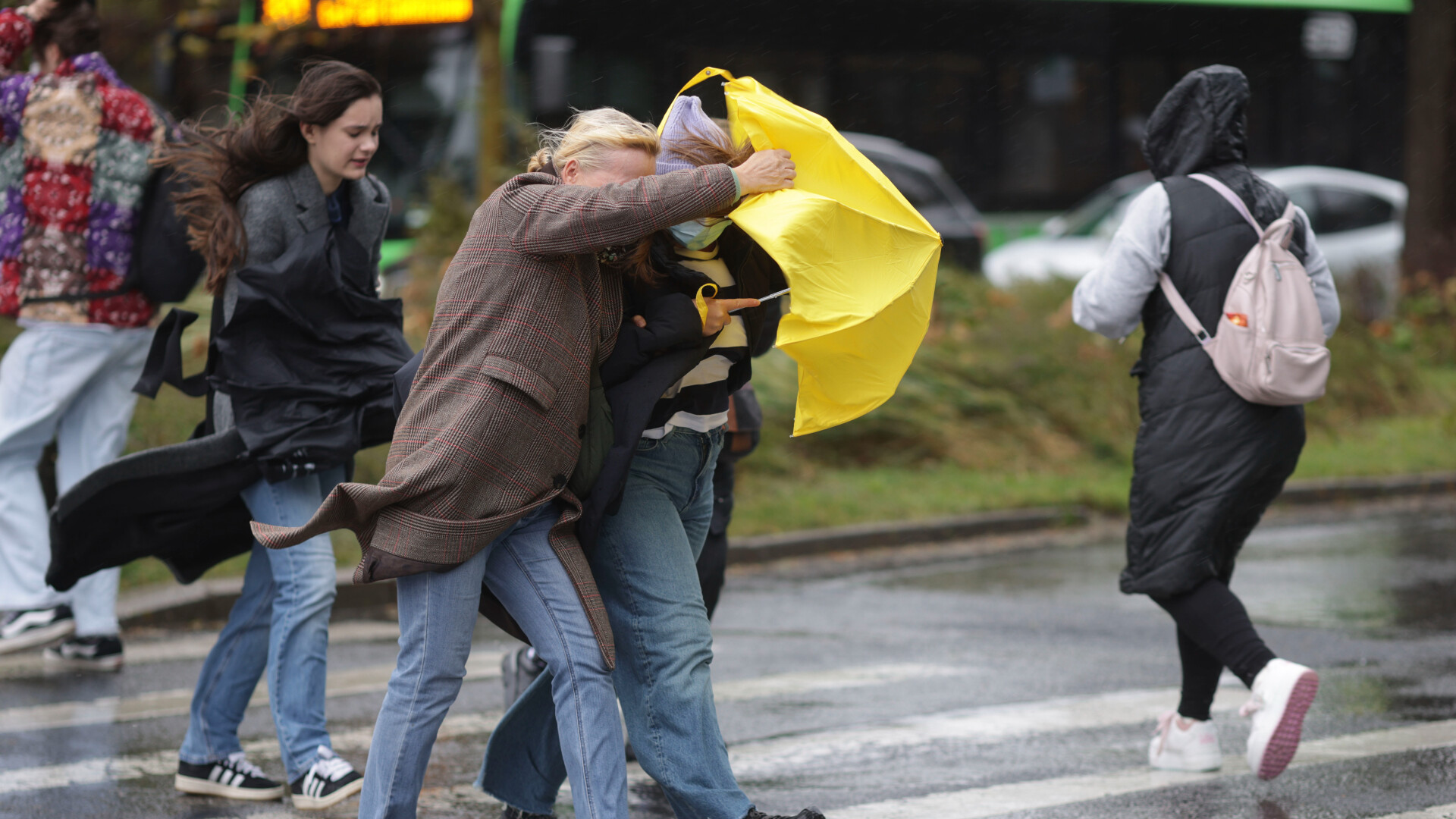 oameni pe strada, ploaie, umbrela