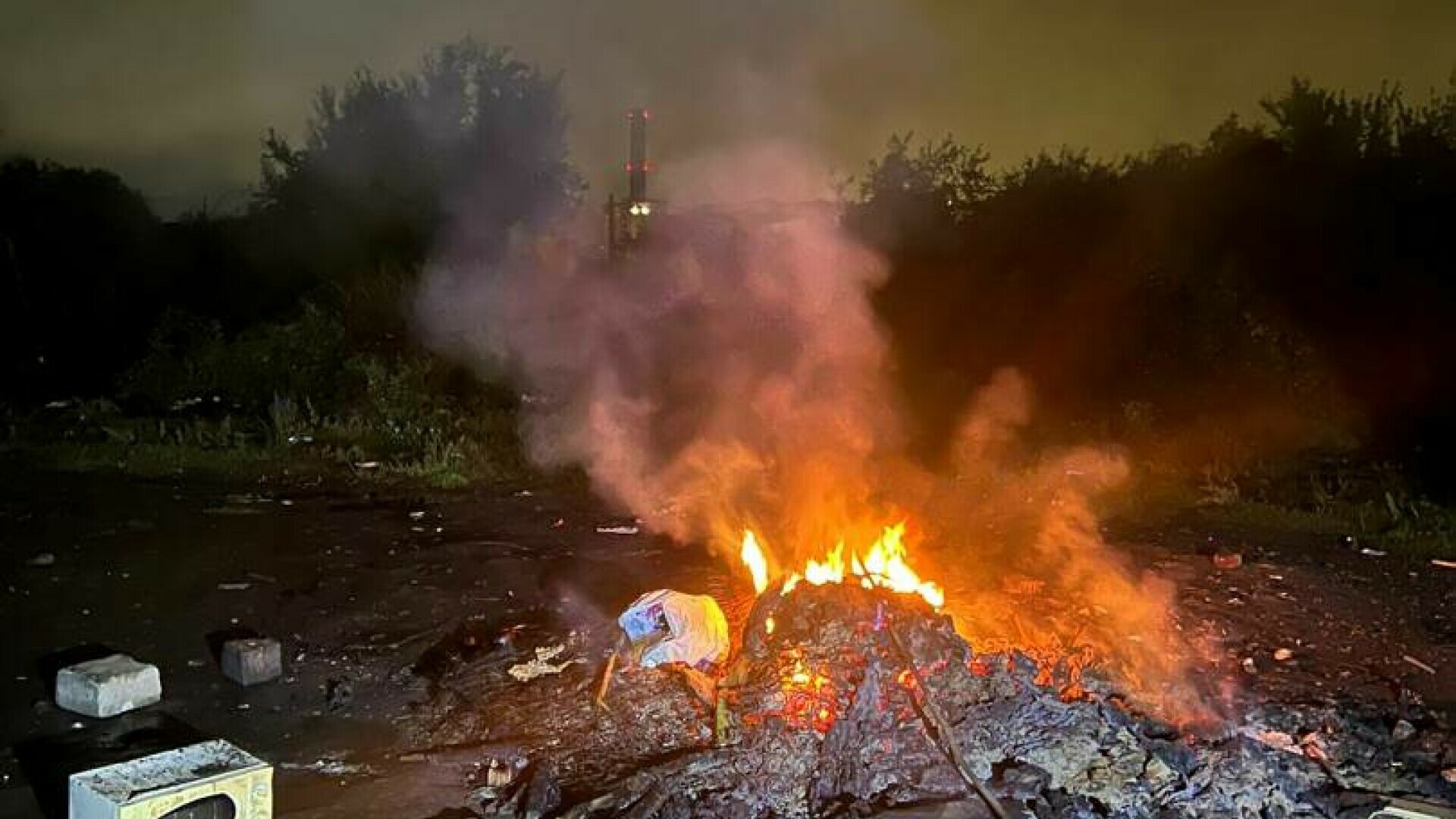 Femeie din Bistrița-Năsăud amendată cu 30.000 de lei pentru incendierea necontrolată a deșeurilor lângă o magistrală de gaz