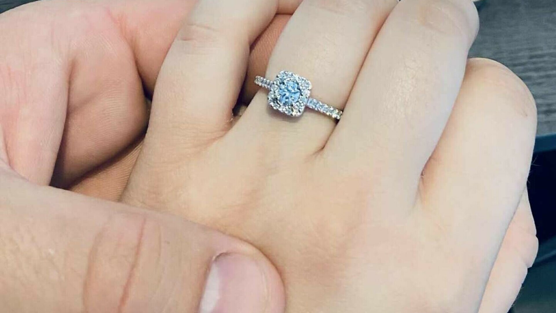 O femeie din Regatul Unit și-a aruncat din greșeală inelul de logodnă și verigheta. Cum le-a recuperat