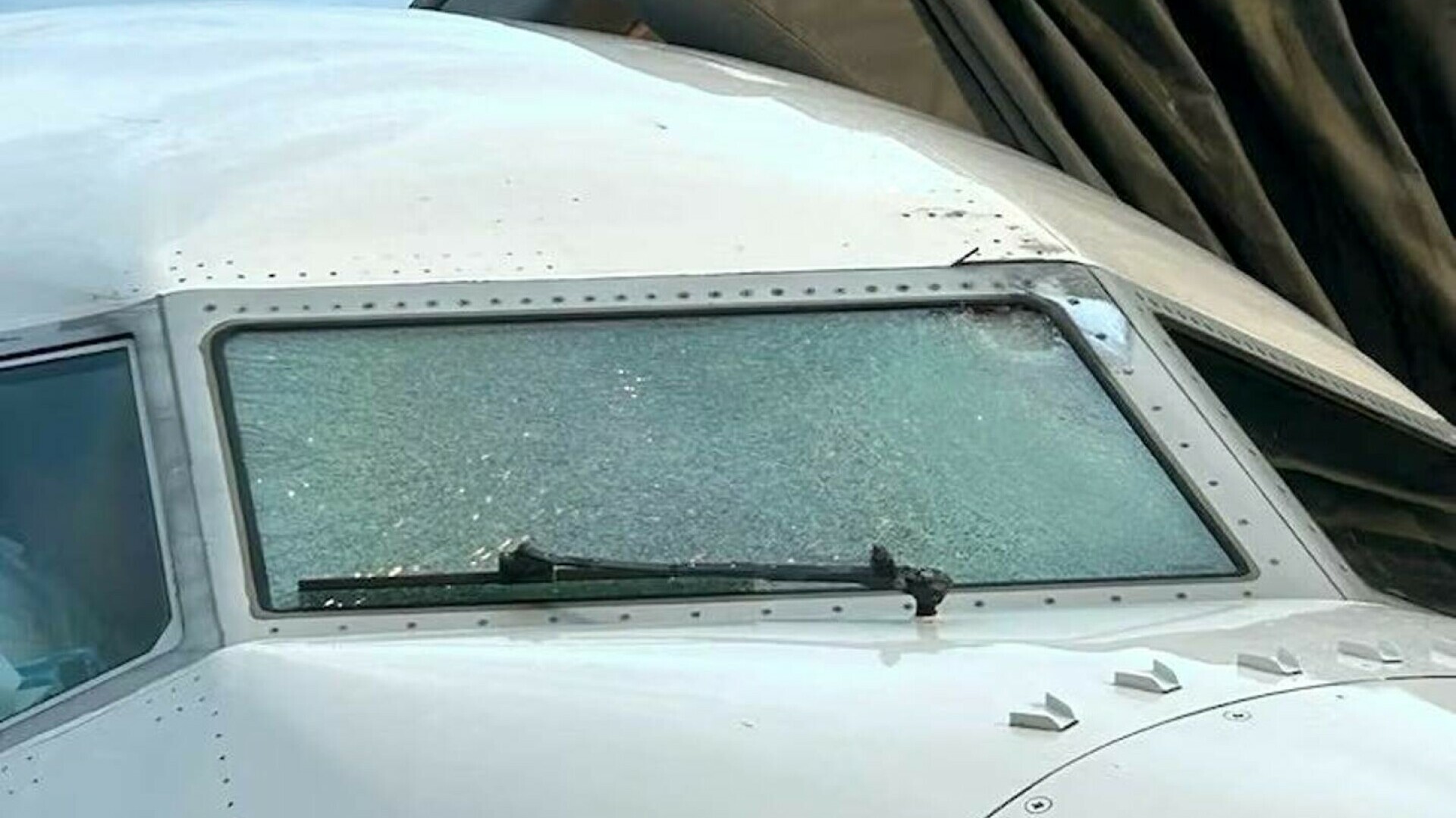 avion lovit de un obiect