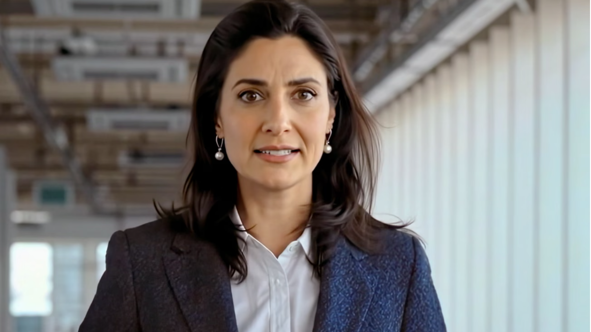 prezentatoare AI anglia