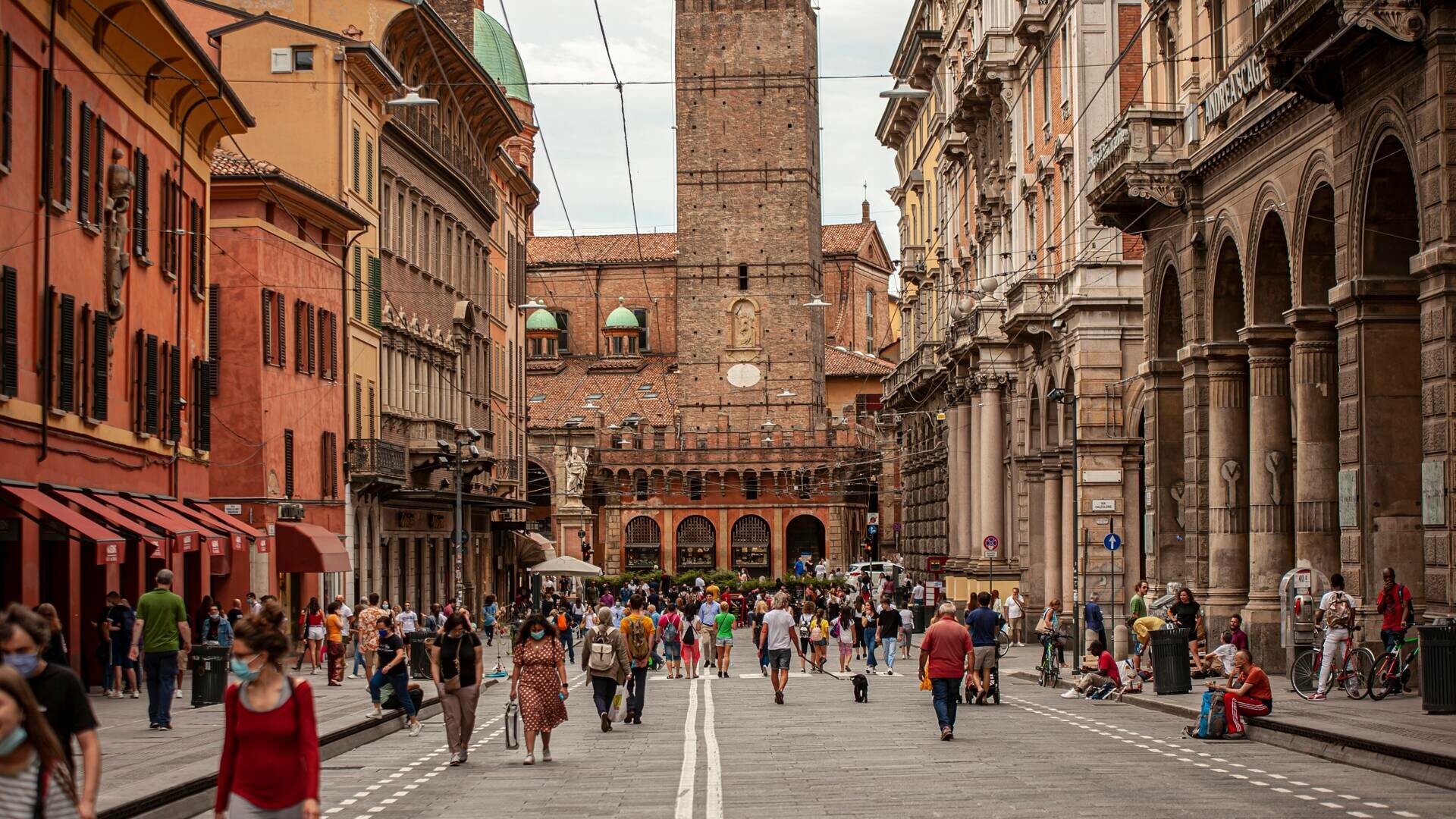 Bologna – ghid complet de călătorie. Atracții turistice, gastronomie, universitate și experiențe culturale în Italia