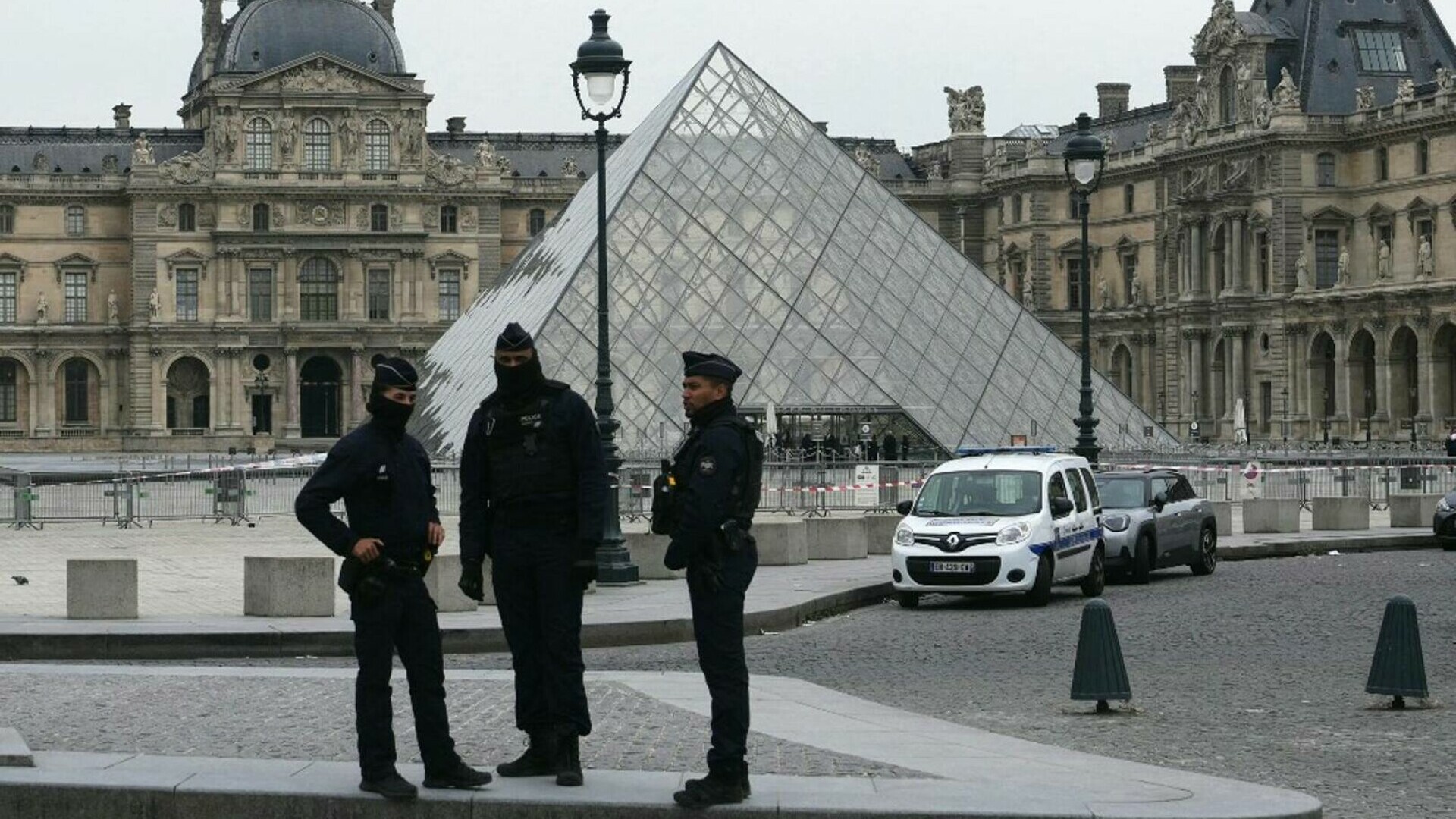 Doi suspecţi au fost arestaţi în cazul furtului de la Muzeul Luvru. Unul dintre ei încerca să plece cu avionul spre Algeria