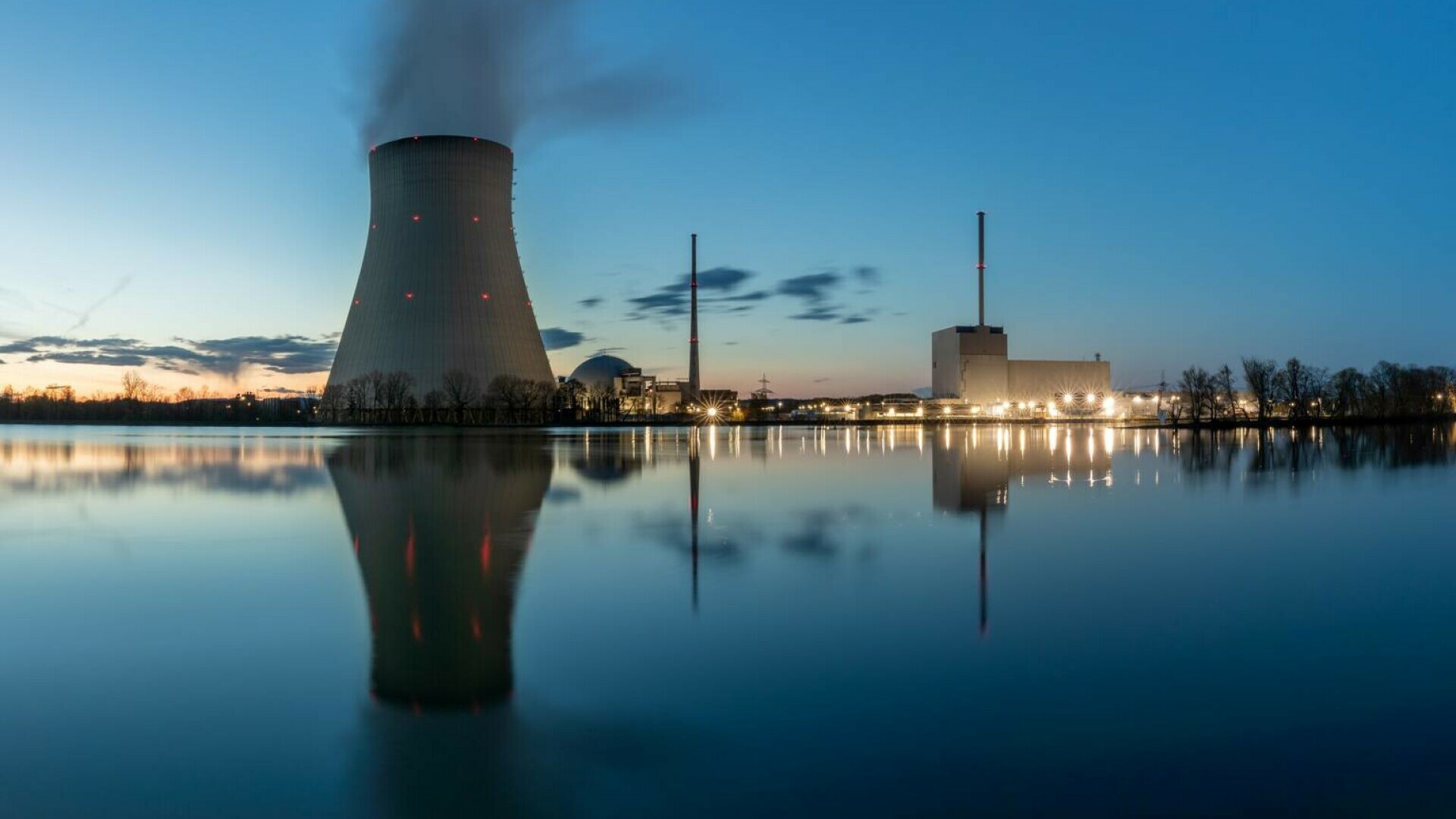 Turnurile unei centrale nucleare din Bavaria au fost demolate controlat. Mii de oameni au asistat la explozie