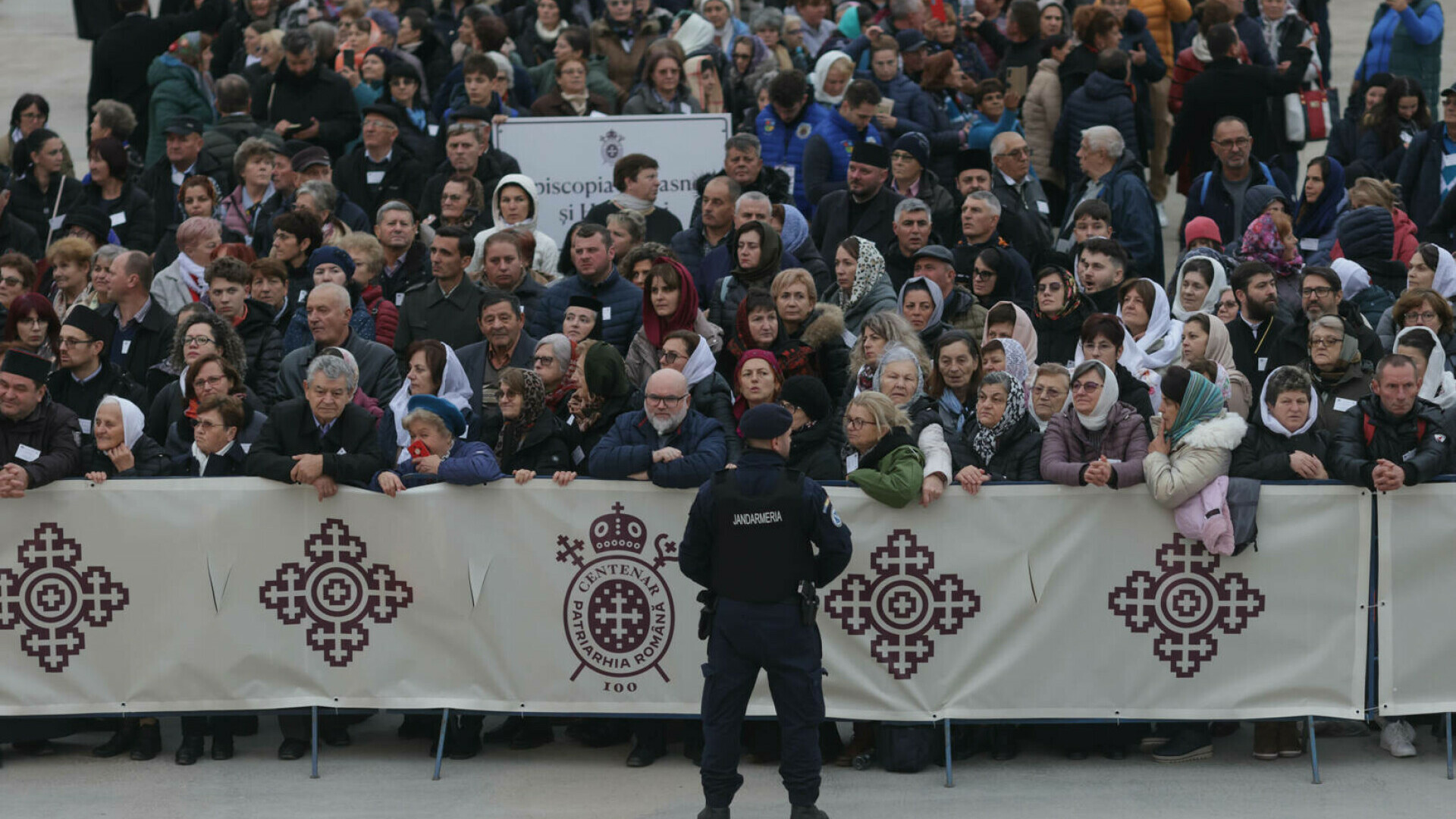 Incident la Catedrala Națională: un grup de credincioși a încercat să forțeze intrarea. Jandarmeria explică situația