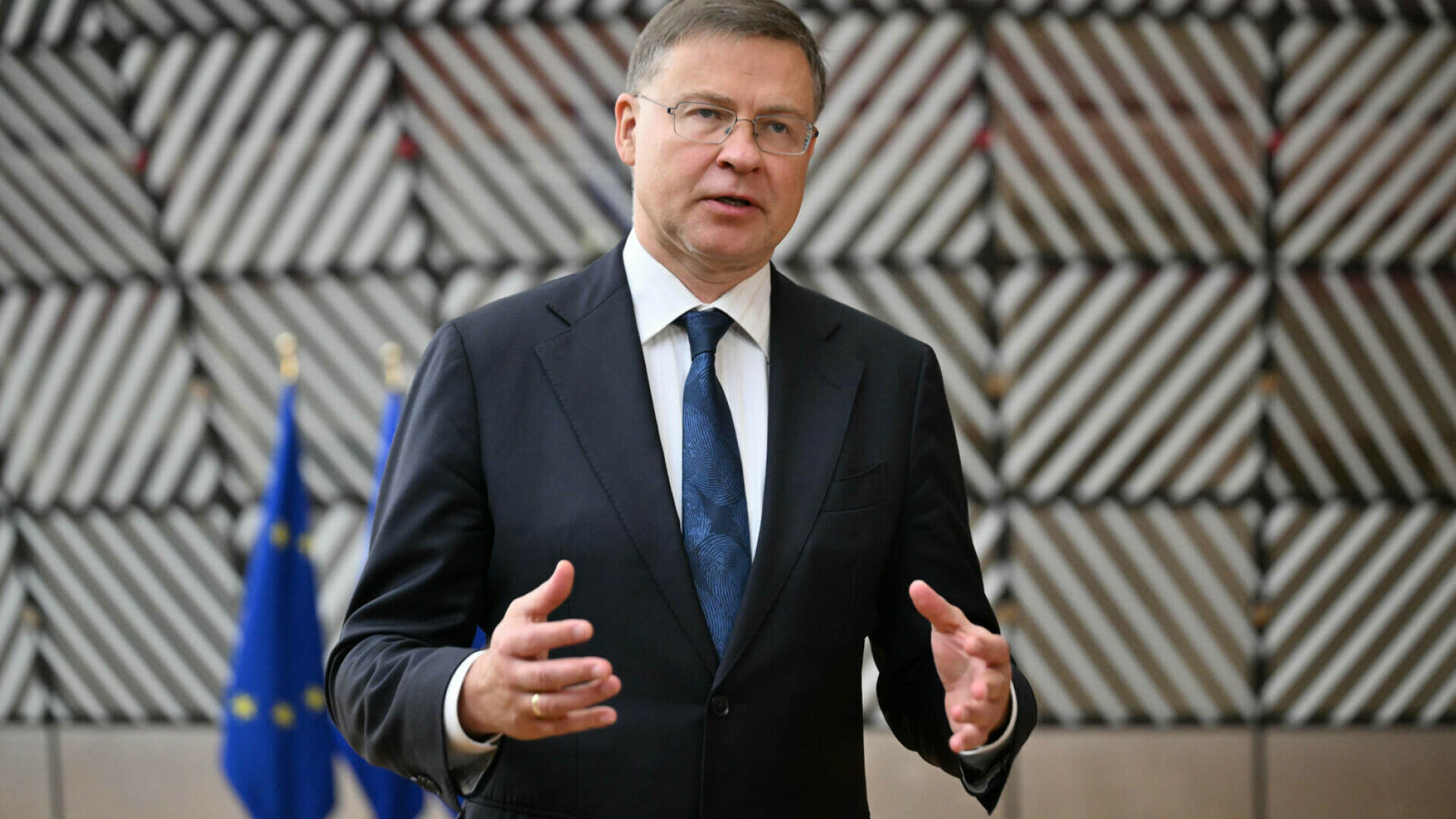 Comisarul european pentru economie vine în România. Se întâlnește cu președintele, premierul și guvernatorul BNR