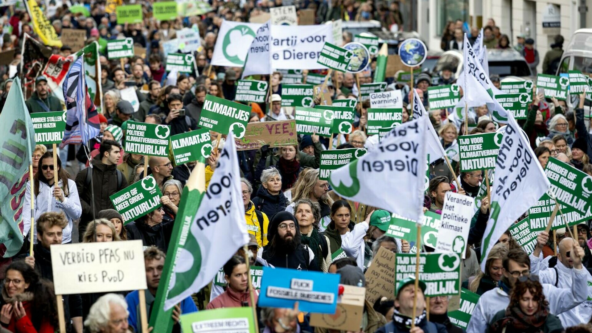 Protest uriaș pentru climă la Haga. PArticipanții cer ca mediul să redevină o temă de campanie