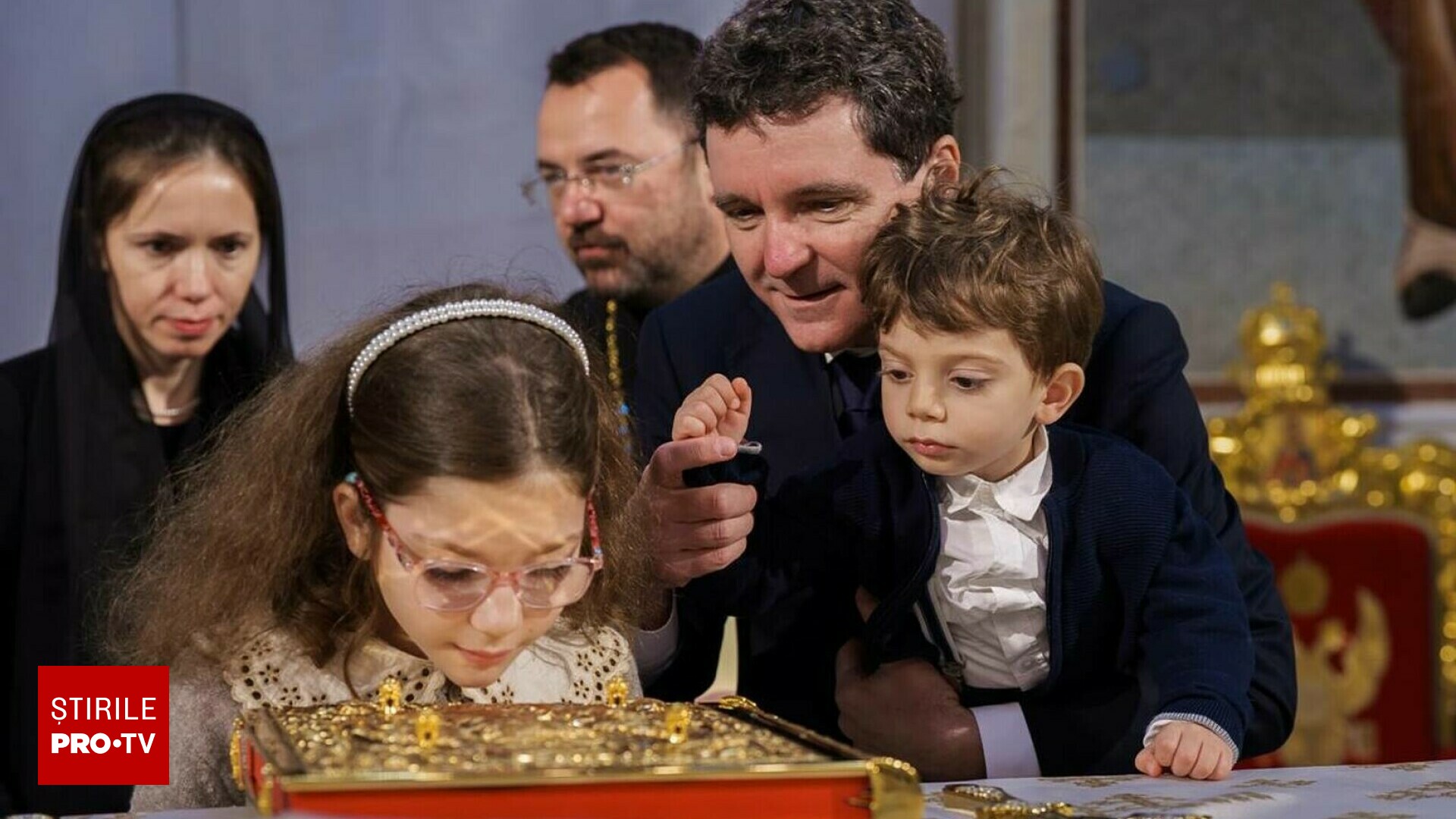 Fotografia publicată de președintele Nicușor Dan, după ce a participat cu familia la sfințirea picturii Catedralei Naționale