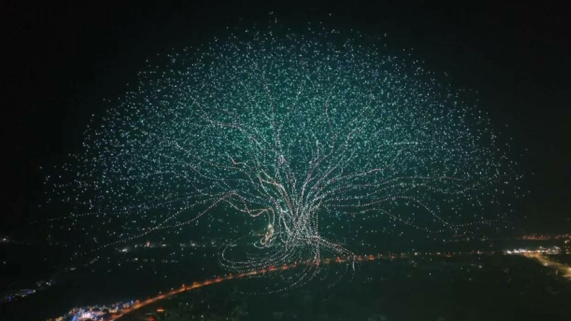 Două recorduri mondiale în China: show cu 16.000 de drone sincronizate, controlate de pe un singur calculator