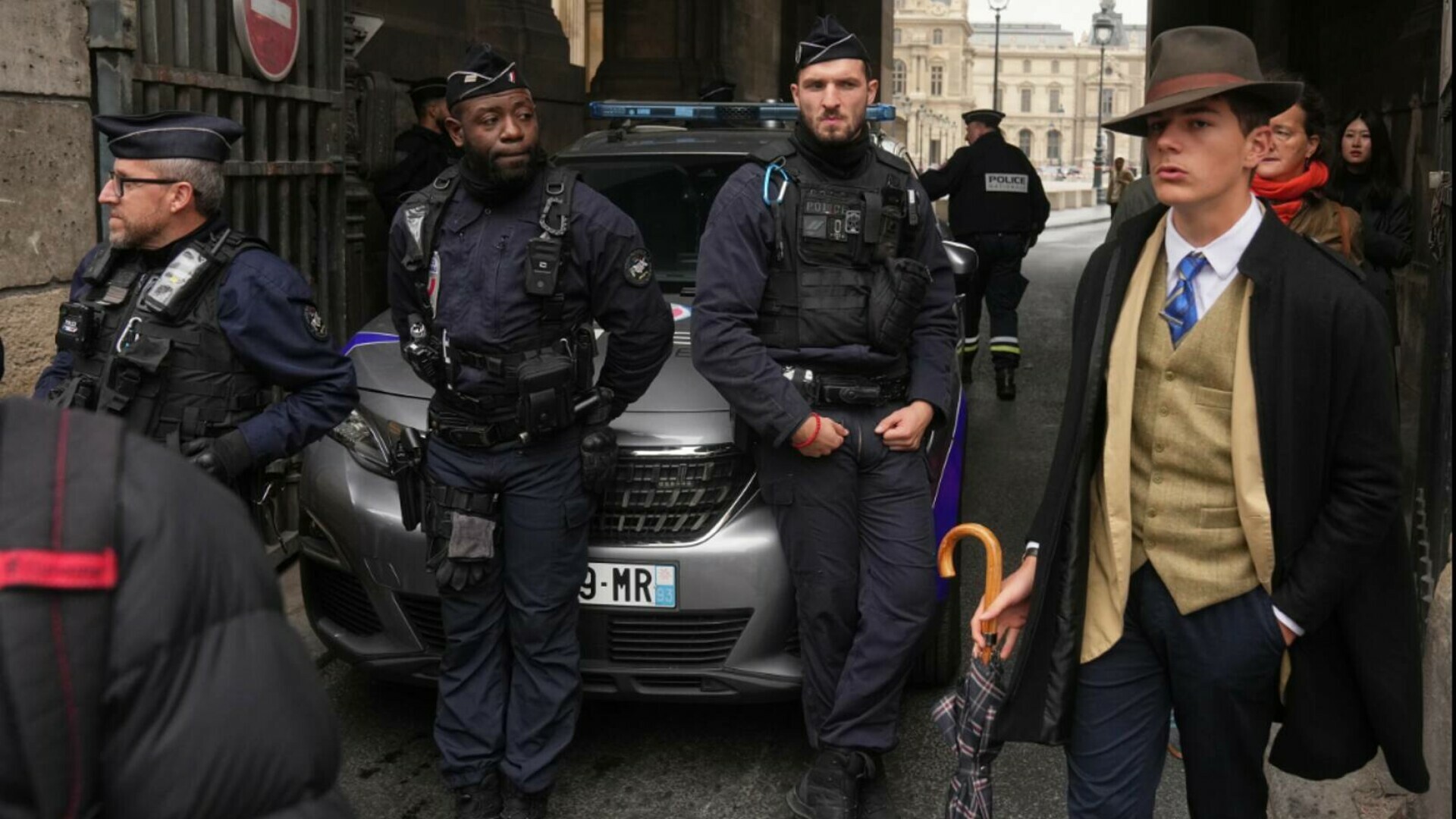 Inspectorul Clouseau și jaful bijuteriilor de la Luvru. Un misterios bărbat haute couture aprinde imaginația întregii lumi