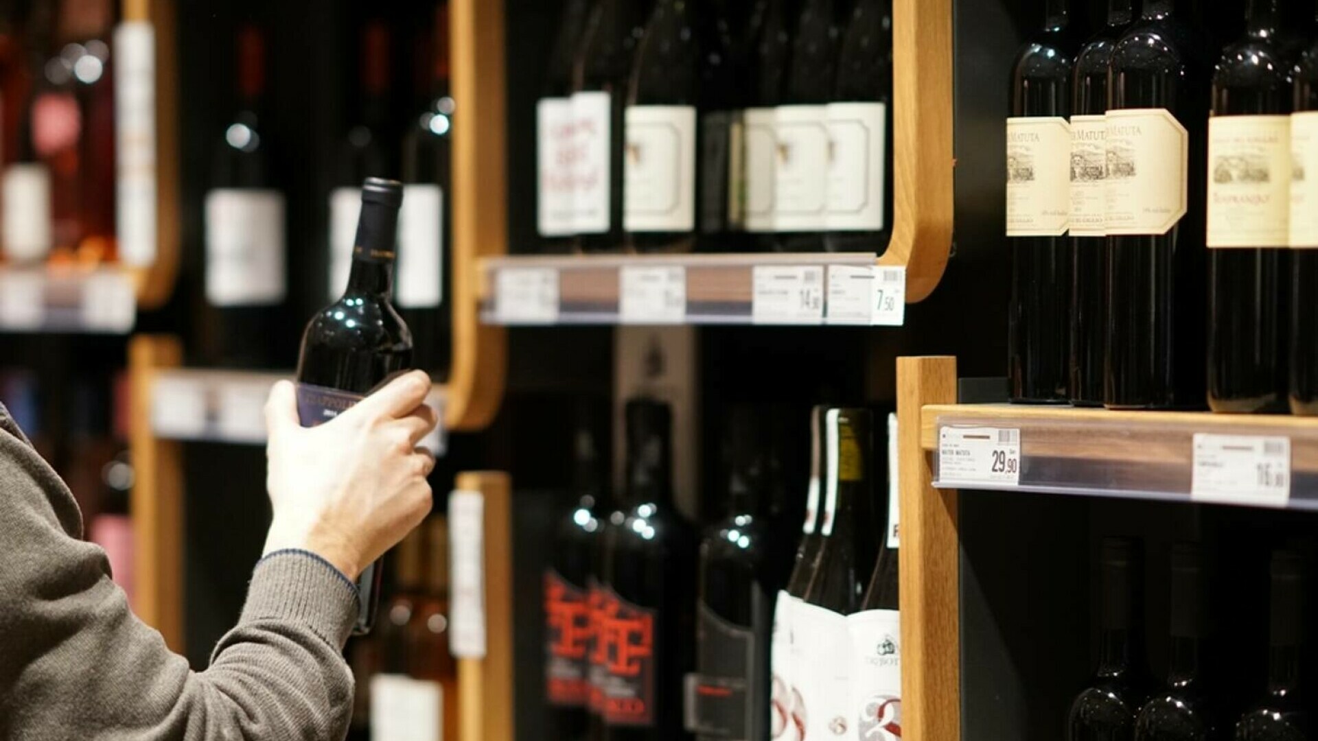 „Performanță” economică a Guvernelor „de criză”: Au majorat accizele la alcool, dar încasează mai puțin