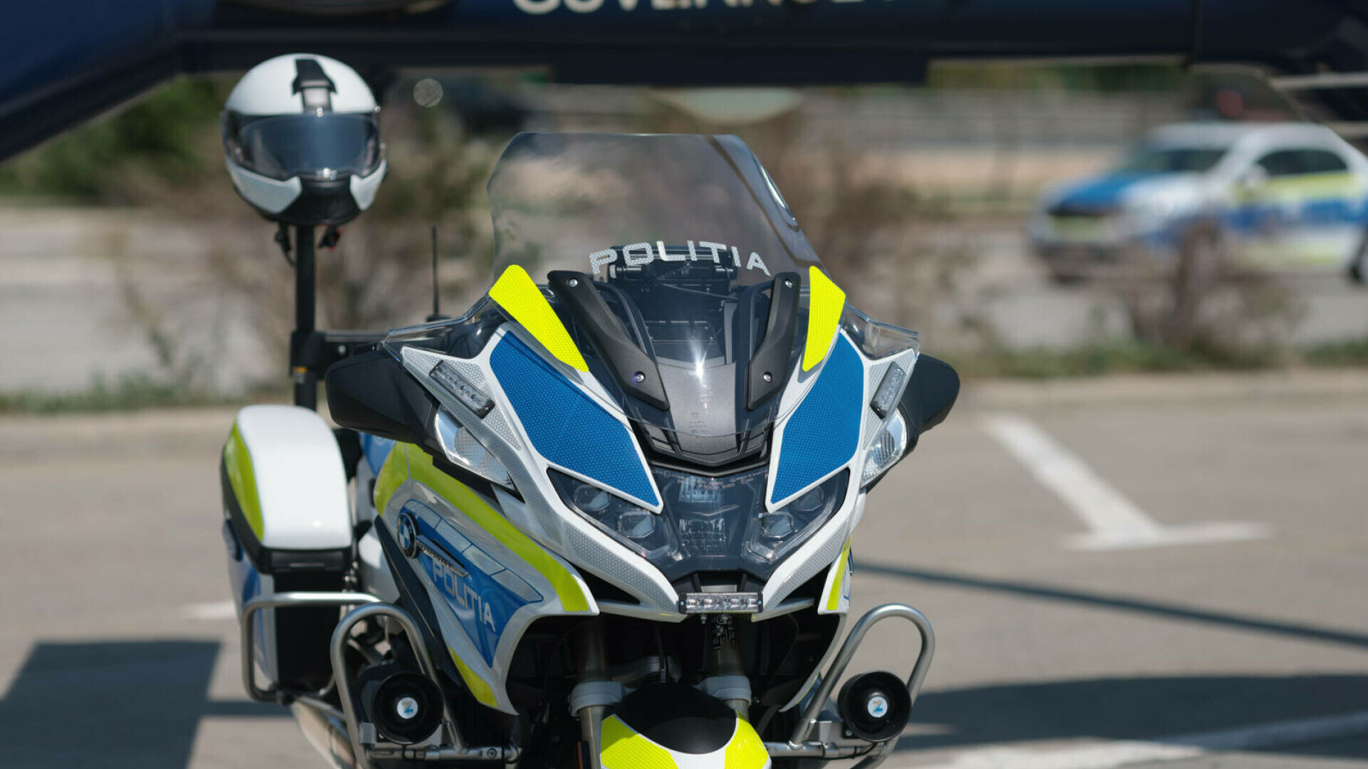 O tânără din Botoșani a acroşat o motocicletă a Poliţiei Rutiere. Ea a fost amendată și s-a ales și cu permisul suspendat